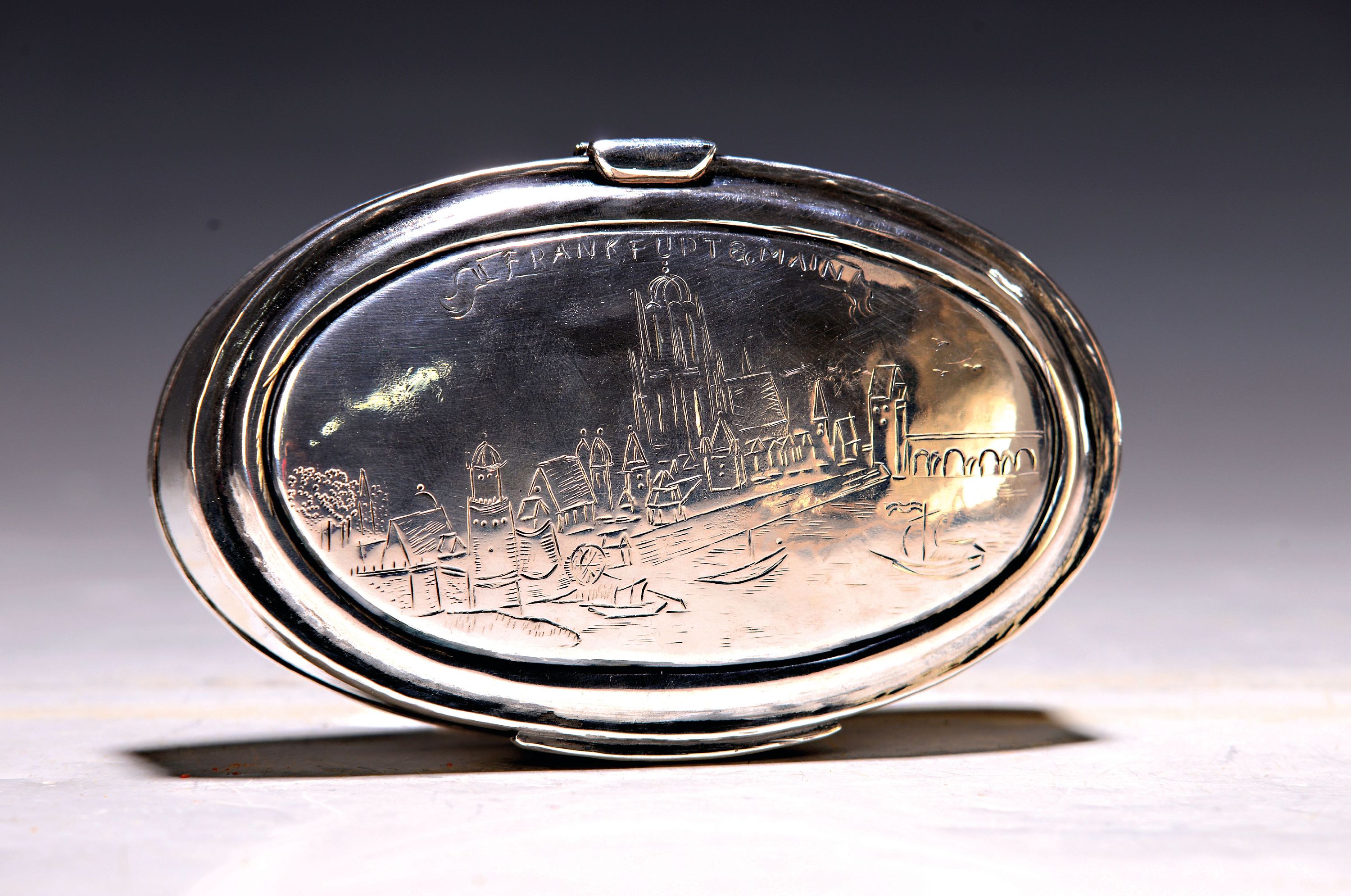 Image 26984322 - Ovale Tabakdose aus Silber, 18. Jh., Deckel beidseitig graviert: Deckel mit Ansicht von ...