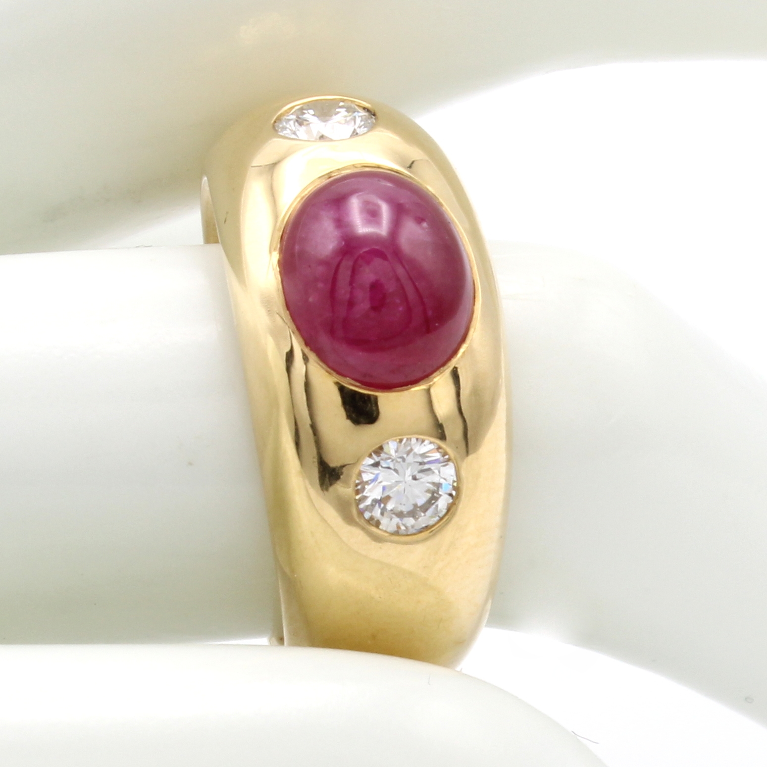 Image 26984336 - Bandring mit Rubin und Brillanten, GG 750/000, Rubincabochon ca. 3.8 ct, 2 Brill. zus. ...