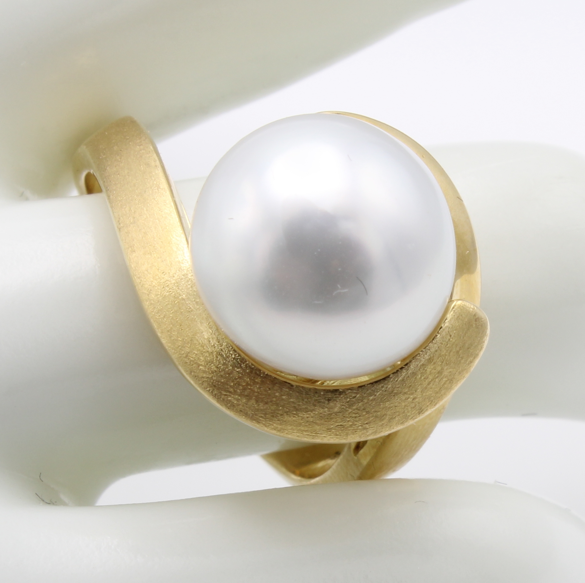 Image 26984348 - Ring mit Südseeperle, GG 585/000, geschwungenes Design z.T. mattiert, weiße Perle v. ...