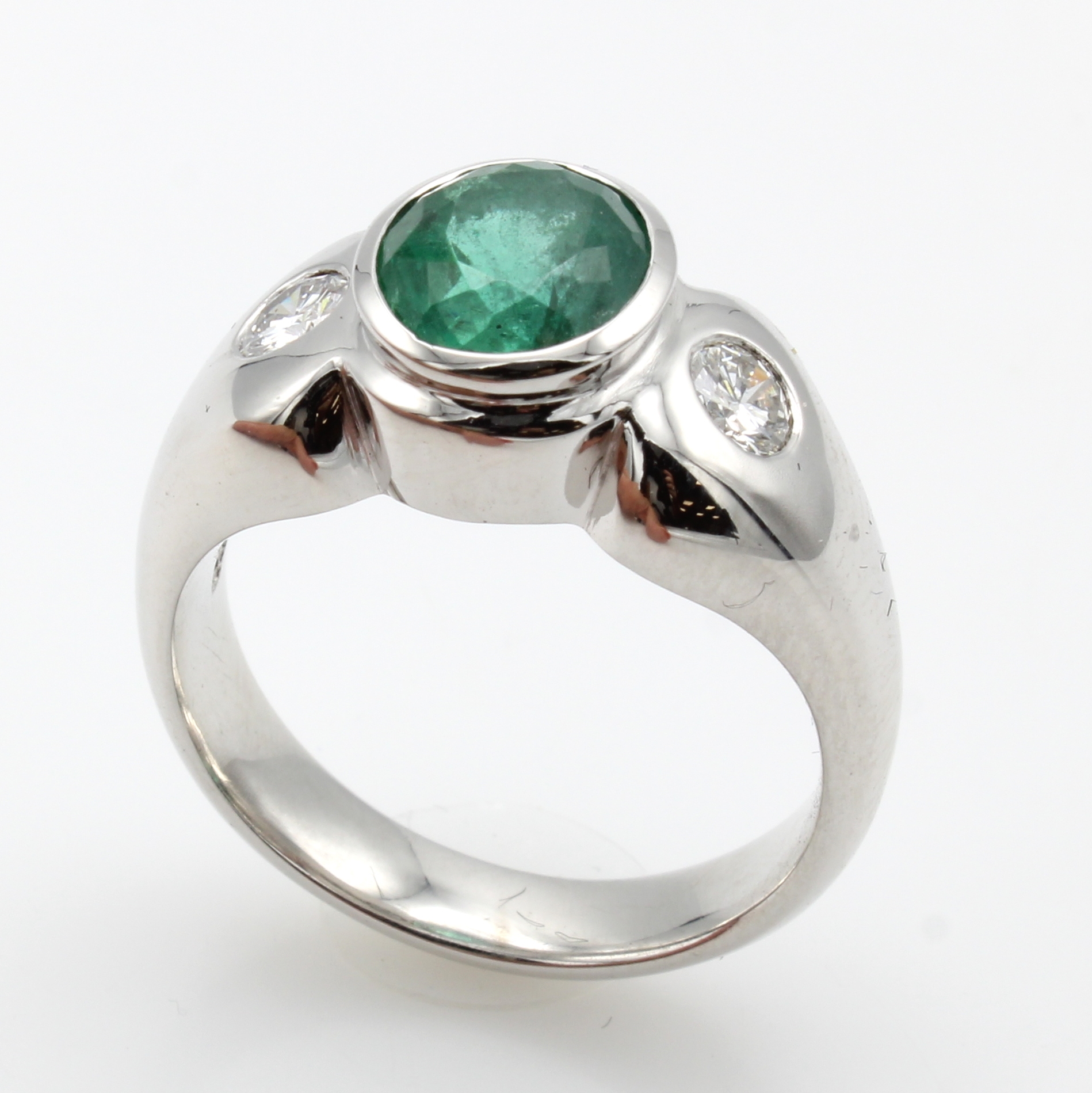 Image 26984368 - Ring mit Smaragd und Brillanten, WG 750/000,runder, fac. Smaragd ca. 2.29 ct, 2 Brill. ...