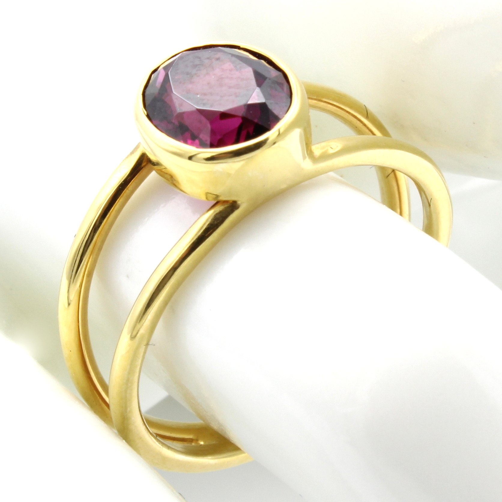 Image 26984380 - Ring mit Rhodolith, GG 585/000, geteilte Ringschiene, ovaler, fac. Rhodolith ca. 2.6 ct, ...