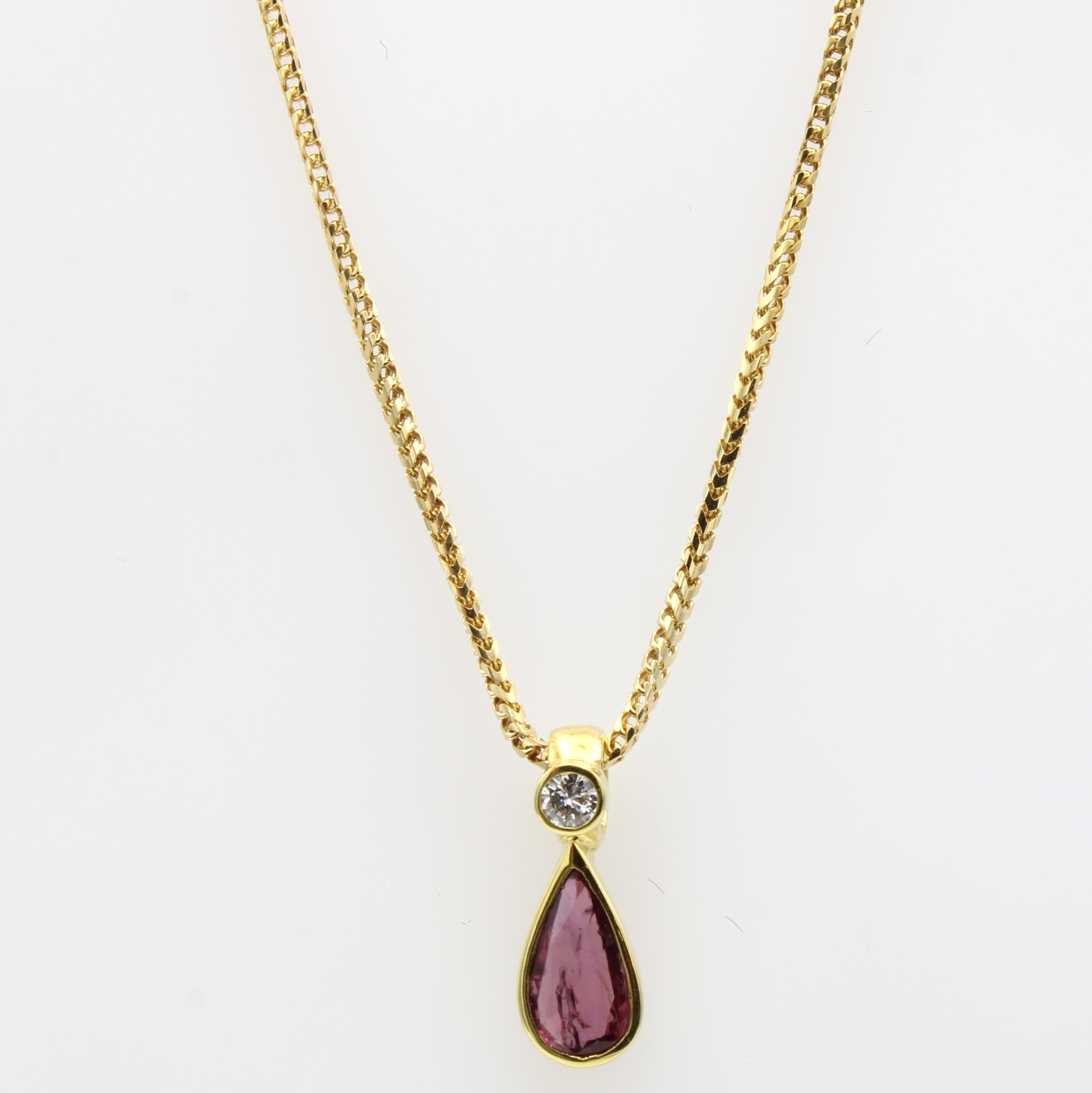 Image 26984389 - Anhänger mit Rubin und Brillant an Kette, GG 585/000, Rubintropfen ca. 1 ct, Brill. ca. ...