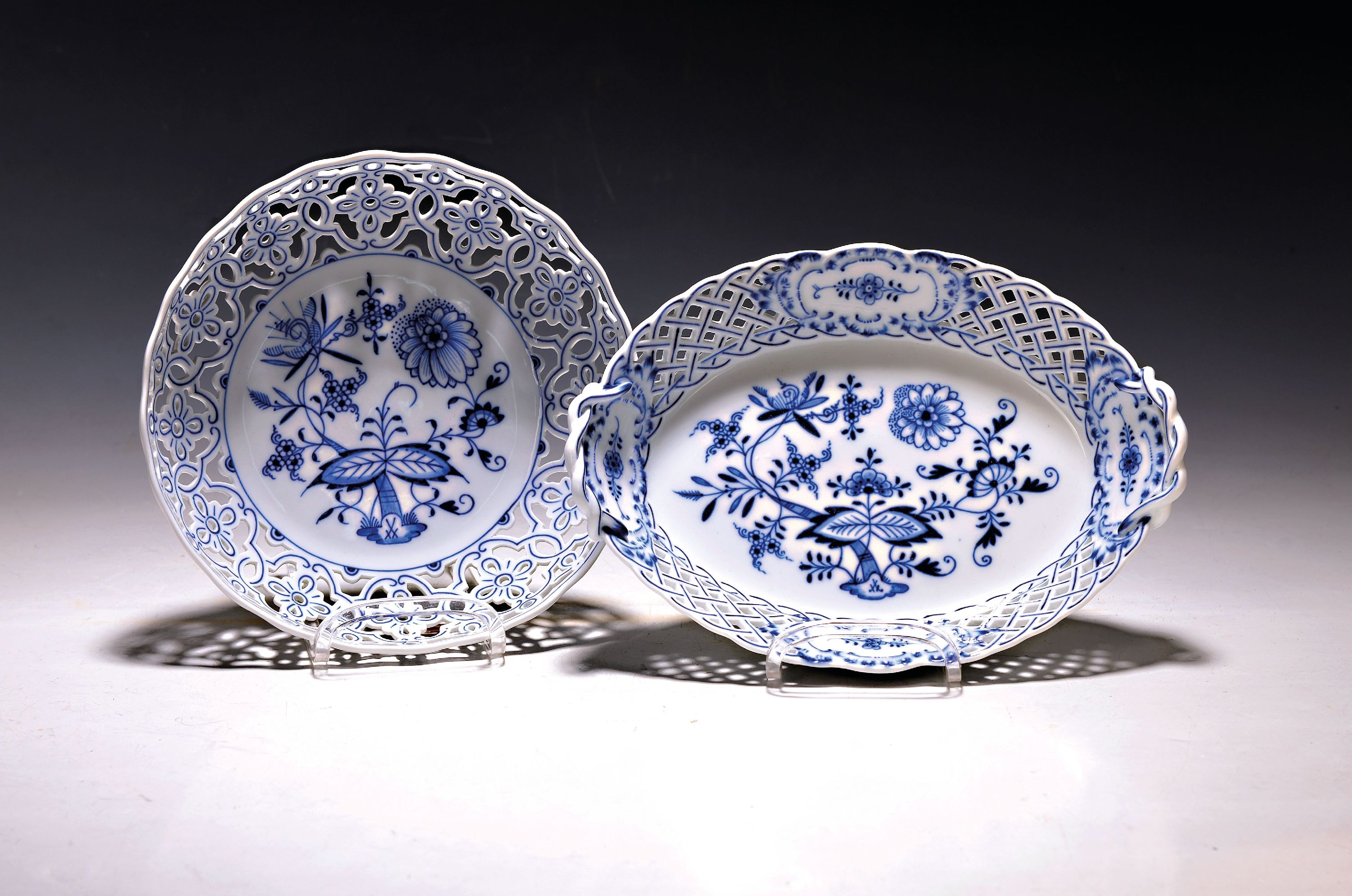 Image 26984391 - Zwei Korbschalen, Meissen, Zwiebelmuster, eine ovale Korbschale mit zwei Henkeln, ...