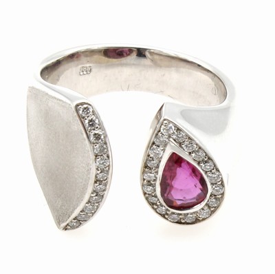 26984332a - Ring mit Rubin und Brillanten, WG 585/000, roter-pinkfarb., fac. Rubintropfen ca. 0.88 ...