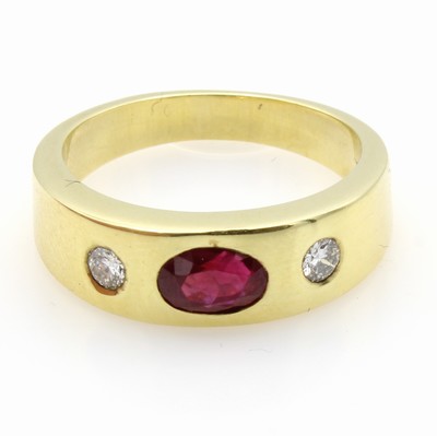 26984334a - Bandring mit Rubin und Brillanten, GG 585/000, ovaler, fac. Rubin ca. 1.01 ct, 2 Brill. ...
