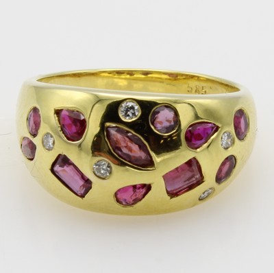 26984335a - Ring mit Rubinen und Brillanten, GG 585/000,Rubine in versch. Schliffarten zus. ca. 1.4 ...