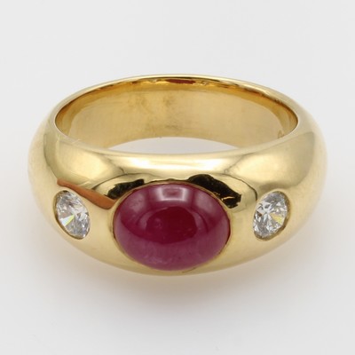 26984336a - Bandring mit Rubin und Brillanten, GG 750/000, Rubincabochon ca. 3.8 ct, 2 Brill. zus. ...