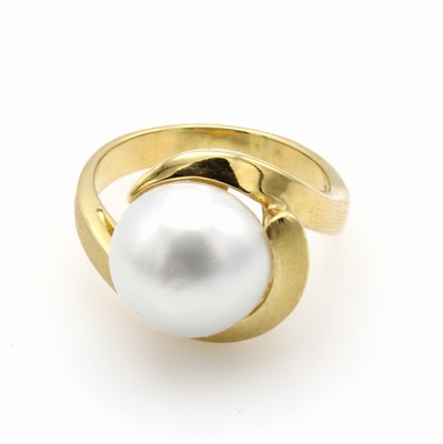 26984348a - Ring mit Südseeperle, GG 585/000, geschwungenes Design z.T. mattiert, weiße Perle v. ...