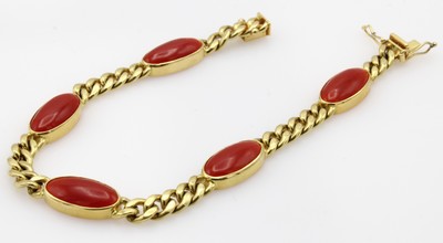 26984355a - Armband mit Korallen, GG 585/000, ovale Korallcabochons zus.ca. 12 ct, Kastenschl. m. ...