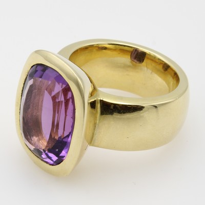26984356a - Ring mit Amethyst, GG 585/000, Amethyst im Schachbrettschliff ca. 9.7 ct, RW ca. 53 ...