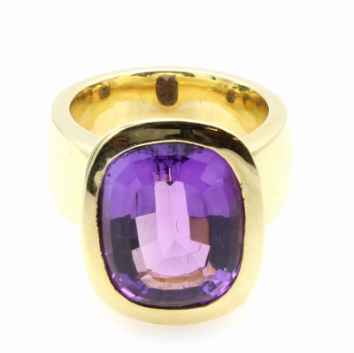 26984356b - Ring mit Amethyst, GG 585/000, Amethyst im Schachbrettschliff ca. 9.7 ct, RW ca. 53 ...