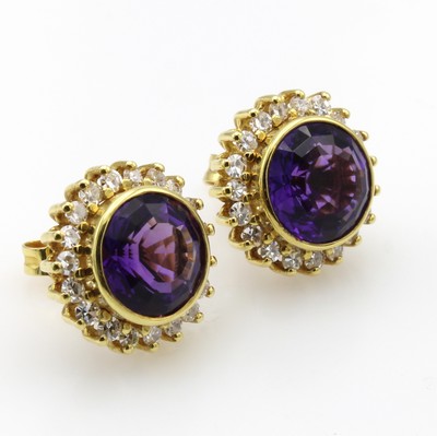 26984358a - Paar Ohrstecker mit Amethysten und Brillanten, GG 585/000, runde, fac. Amethyste zus. ...