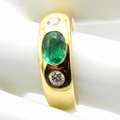 26984369a - Bandring mit Smaragd und Brillanten, GG 585/000, ovaler, fac. Smaragd ca. 0.65 ct, 2 ...