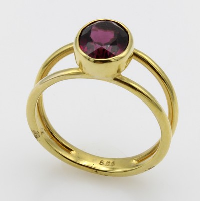 26984380a - Ring mit Rhodolith, GG 585/000, geteilte Ringschiene, ovaler, fac. Rhodolith ca. 2.6 ct, ...