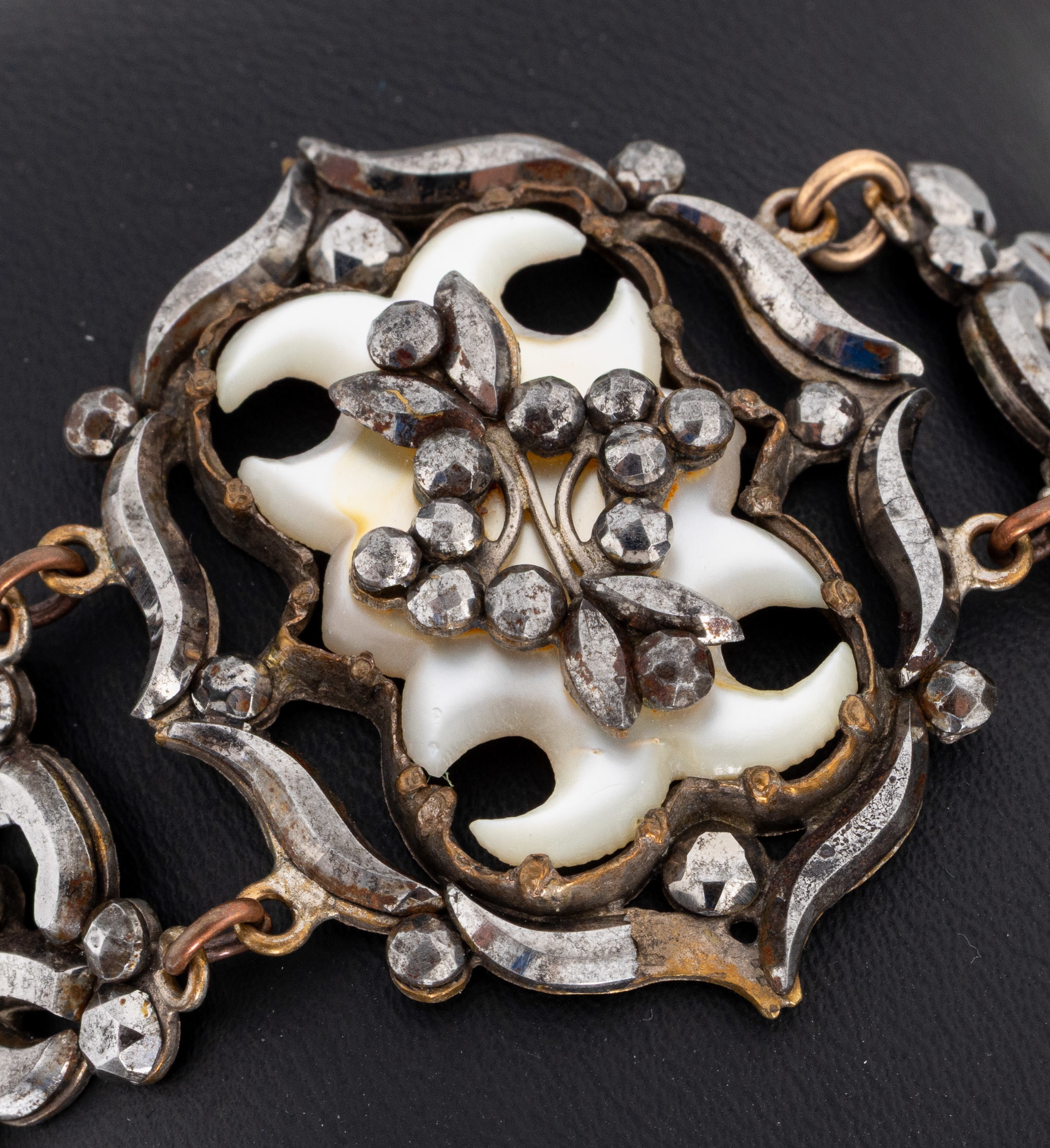 Detail a: Armband mit Berliner Eisen, Marriage um 1900, in Teilen aus facett. und pol. Berliner Eisen Elementen, auf versilberten Grund, teilw. mit Perlmutt, ...