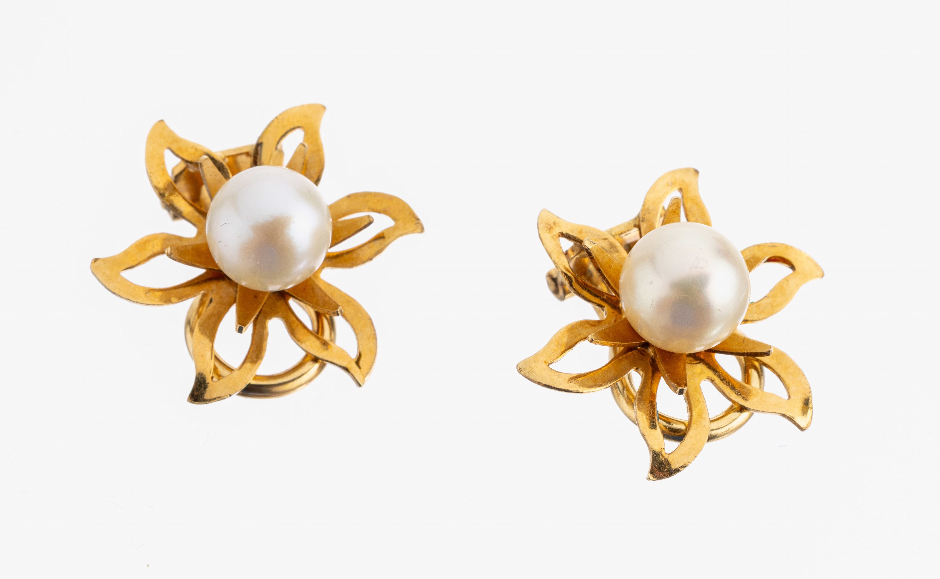 Paar 18 kt Gold Perl-Ohrclips, GG 750/000, abstrakte Blüten, Akoyazuchtperlen, D. ca. 7 mm, ca. 6.2 g