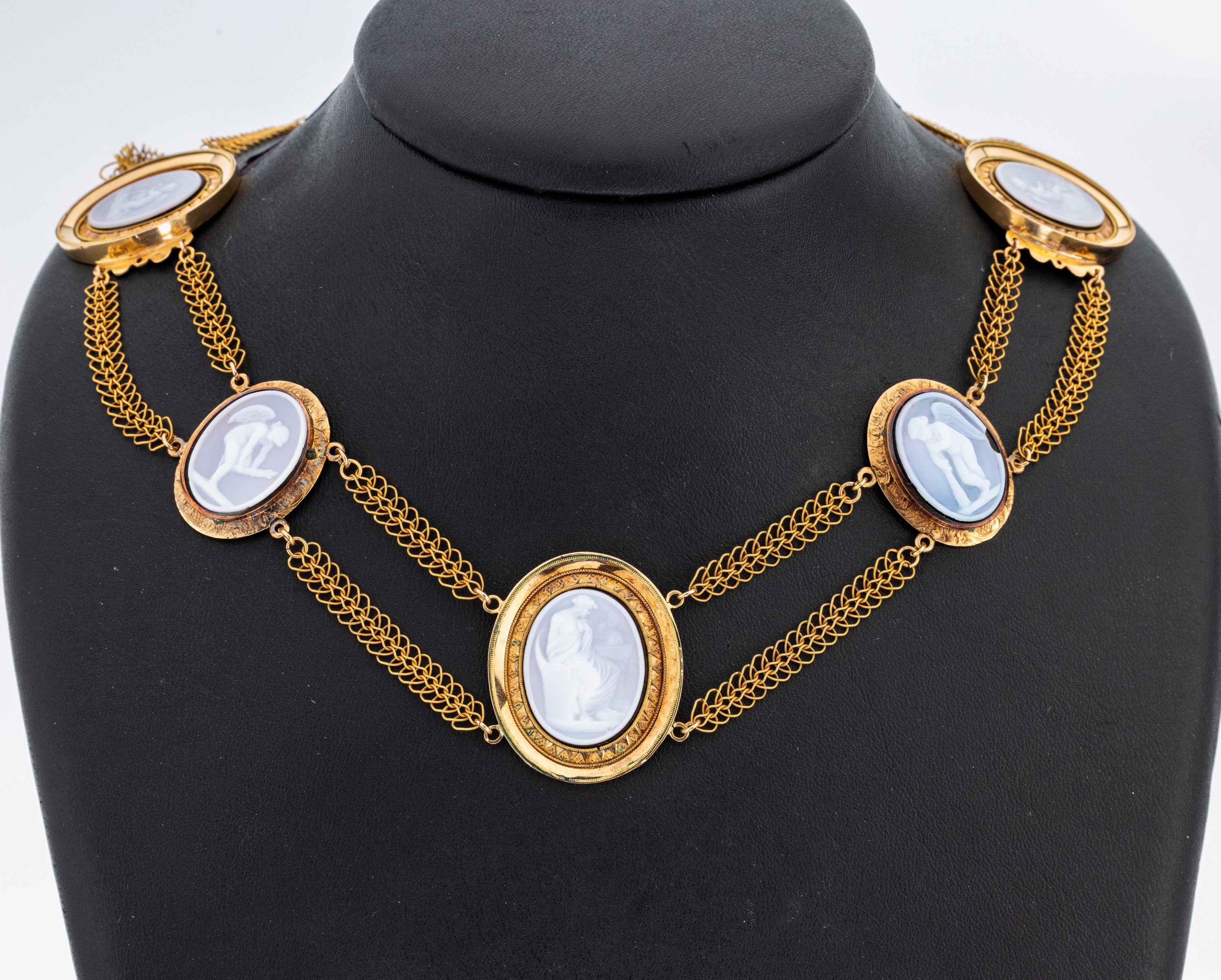 14 kt Gold Achat-Collier, um 1910, GG 585/000 gepr., 2-rhg., 5 ovale Zwischengliedermit Lagenstein-Kameen, Darstellungen nach antikem Vorbild, ...