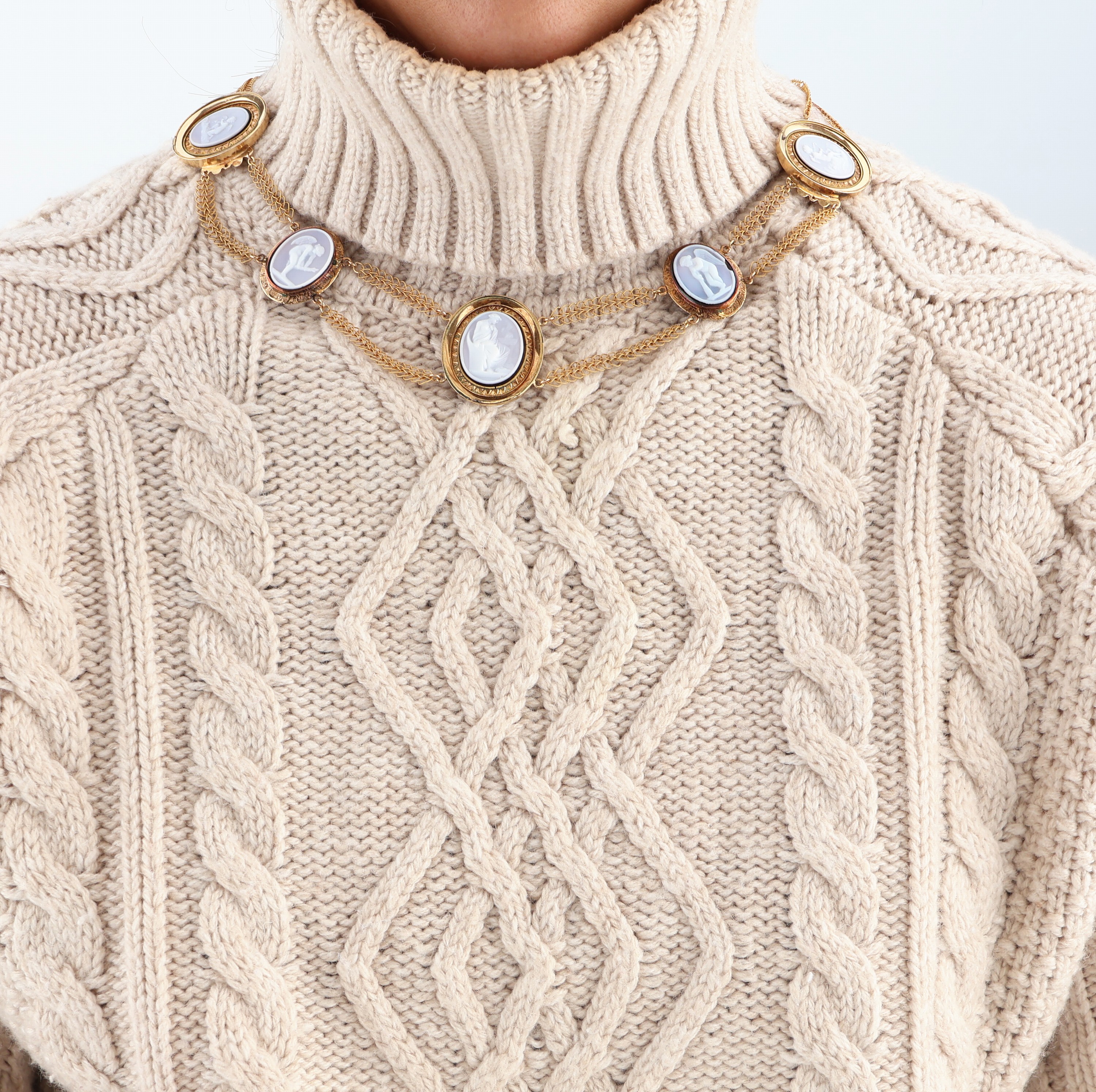 Detail a: 14 kt Gold Achat-Collier, um 1910, GG 585/000 gepr., 2-rhg., 5 ovale Zwischengliedermit Lagenstein-Kameen, Darstellungen nach antikem Vorbild, ...