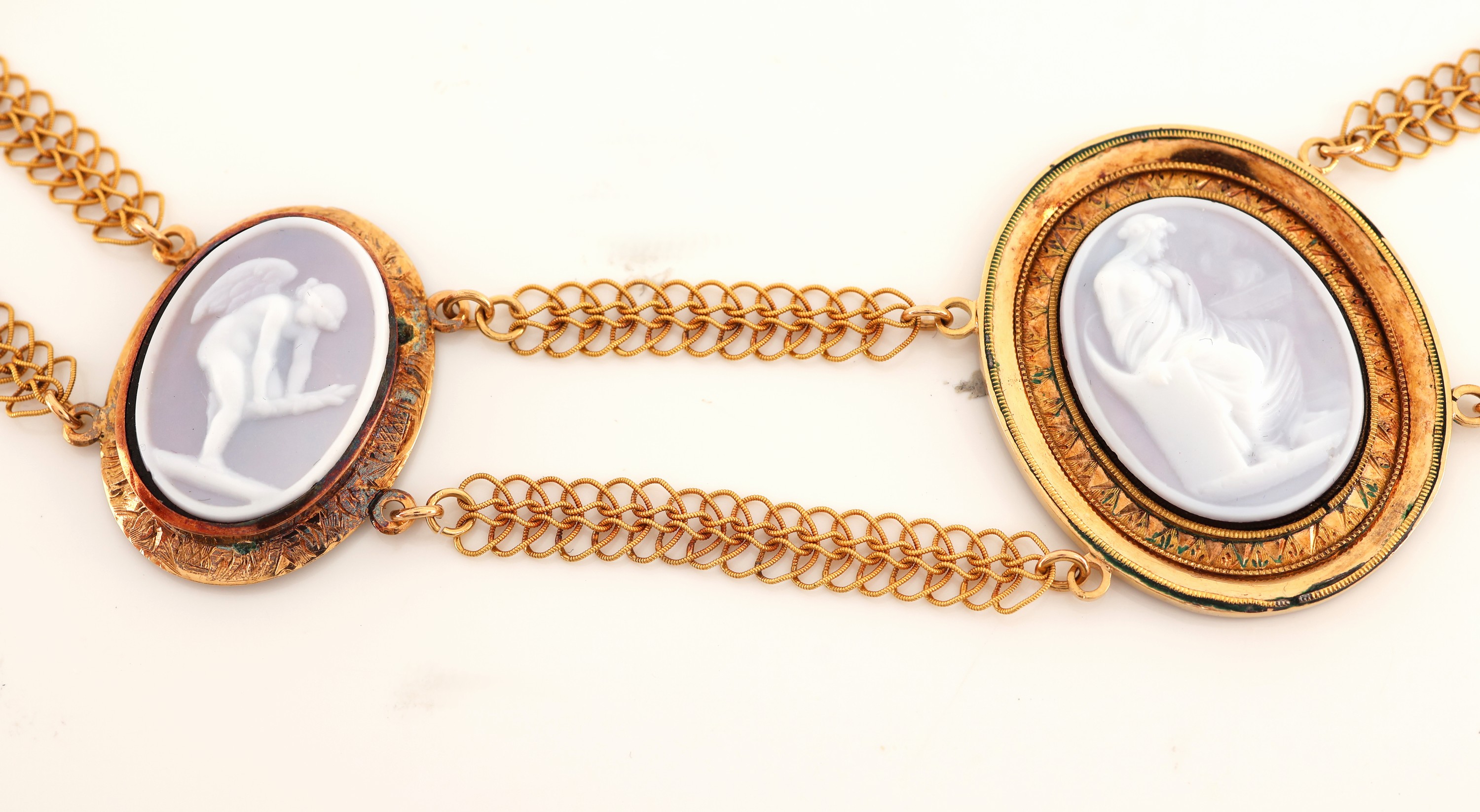 Detail c: 14 kt Gold Achat-Collier, um 1910, GG 585/000 gepr., 2-rhg., 5 ovale Zwischengliedermit Lagenstein-Kameen, Darstellungen nach antikem Vorbild, ...