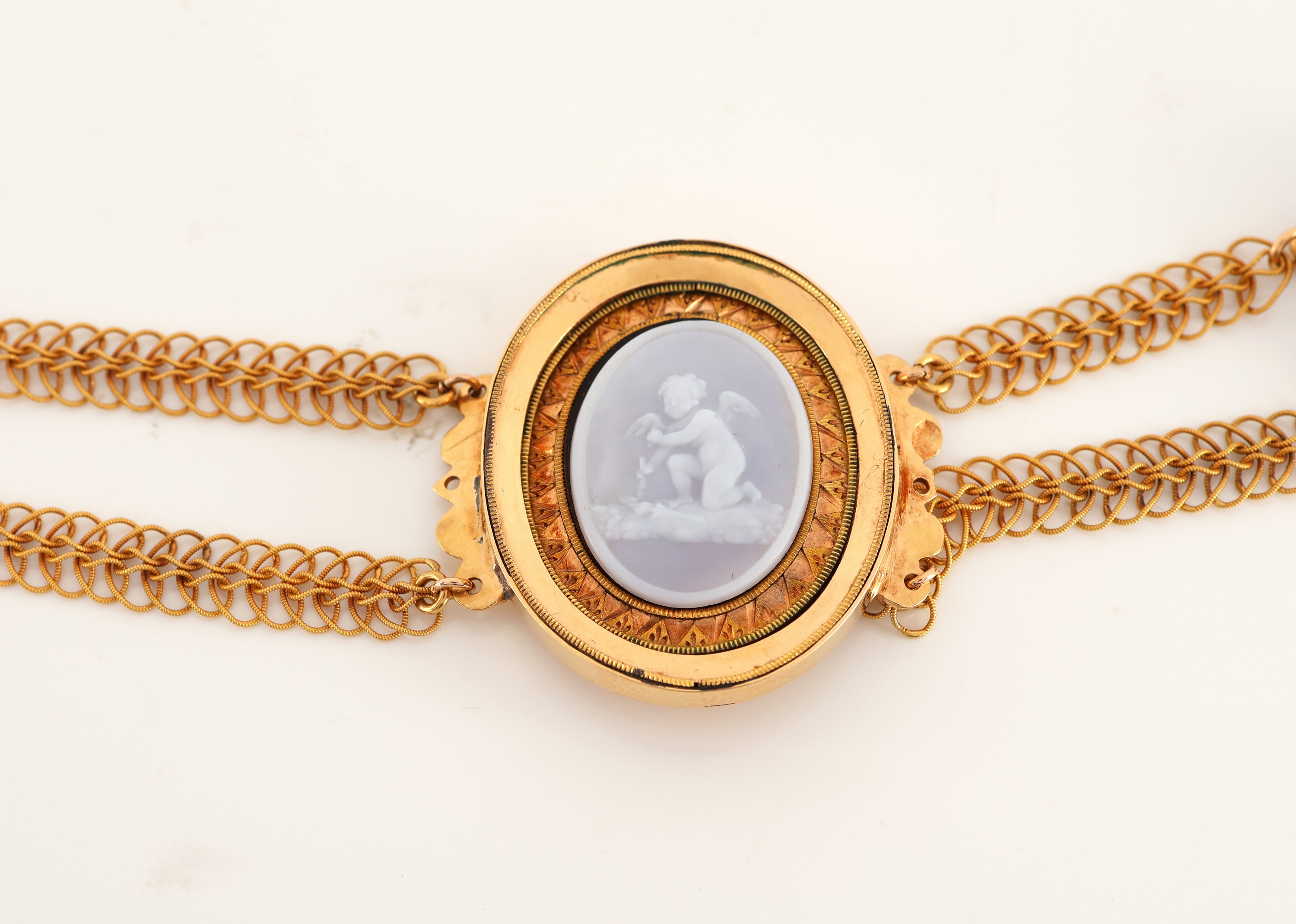 Detail d: 14 kt Gold Achat-Collier, um 1910, GG 585/000 gepr., 2-rhg., 5 ovale Zwischengliedermit Lagenstein-Kameen, Darstellungen nach antikem Vorbild, ...