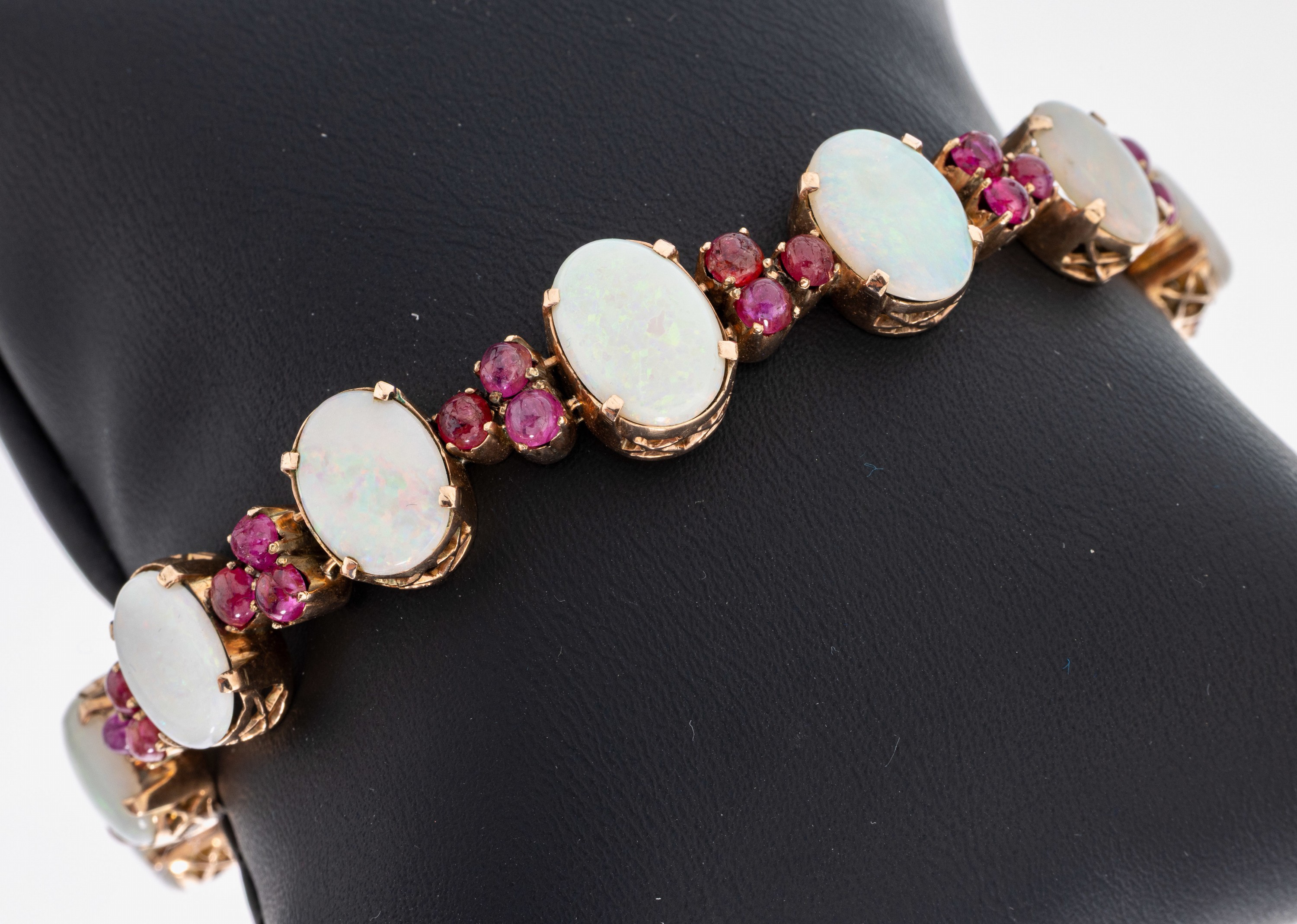 14 kt Gold Opal-Rubin-Armband, RG 585/000, 9 ovale Opal-Cabochons zus. ca. 17.0 ct, 24 Rubin-Cabochons zus. ca. 5.0 ct, L. ca. 17.5 cm, ...