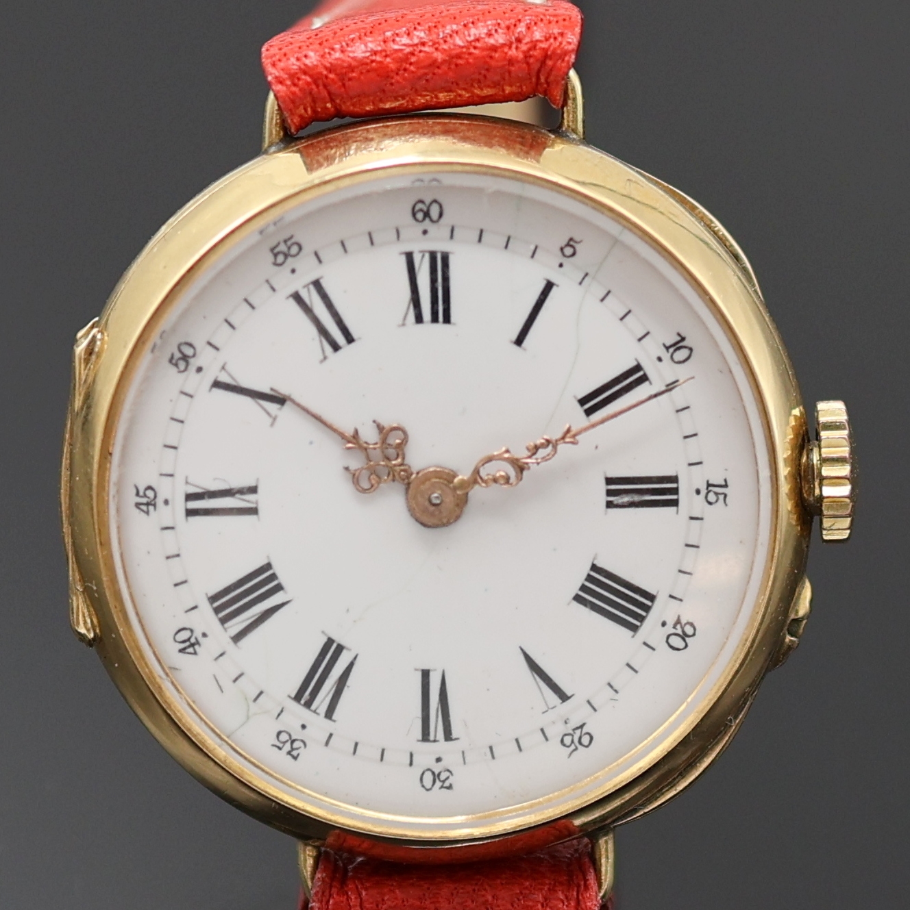 Detail a: Taschenuhr in GG 750/000 umgebaut zur Armbanduhr, Schweiz um 1910, Geh. dell., guill. Rückdeckel m. Monogrammspiegel, Goldcuvette, neutr. Lederband ...