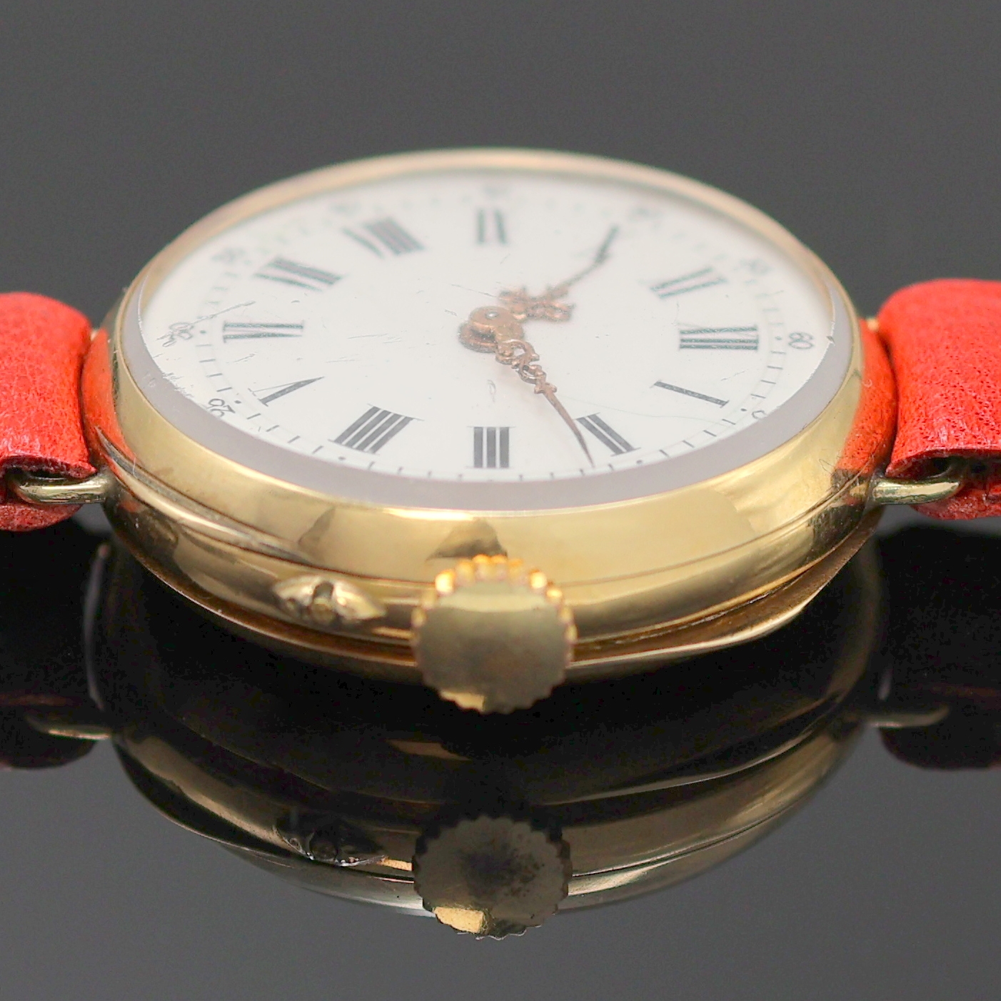 Detail b: Taschenuhr in GG 750/000 umgebaut zur Armbanduhr, Schweiz um 1910, Geh. dell., guill. Rückdeckel m. Monogrammspiegel, Goldcuvette, neutr. Lederband ...