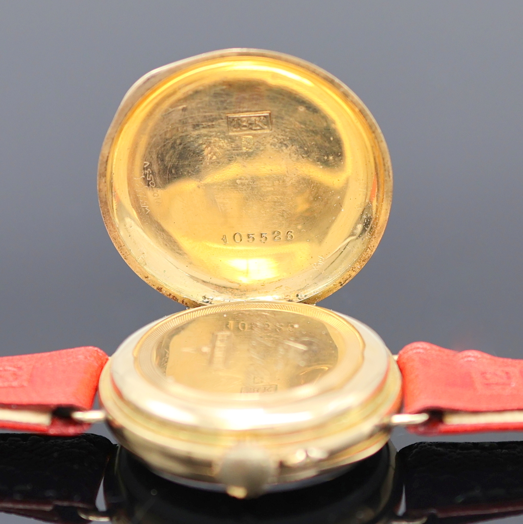 Detail d: Taschenuhr in GG 750/000 umgebaut zur Armbanduhr, Schweiz um 1910, Geh. dell., guill. Rückdeckel m. Monogrammspiegel, Goldcuvette, neutr. Lederband ...