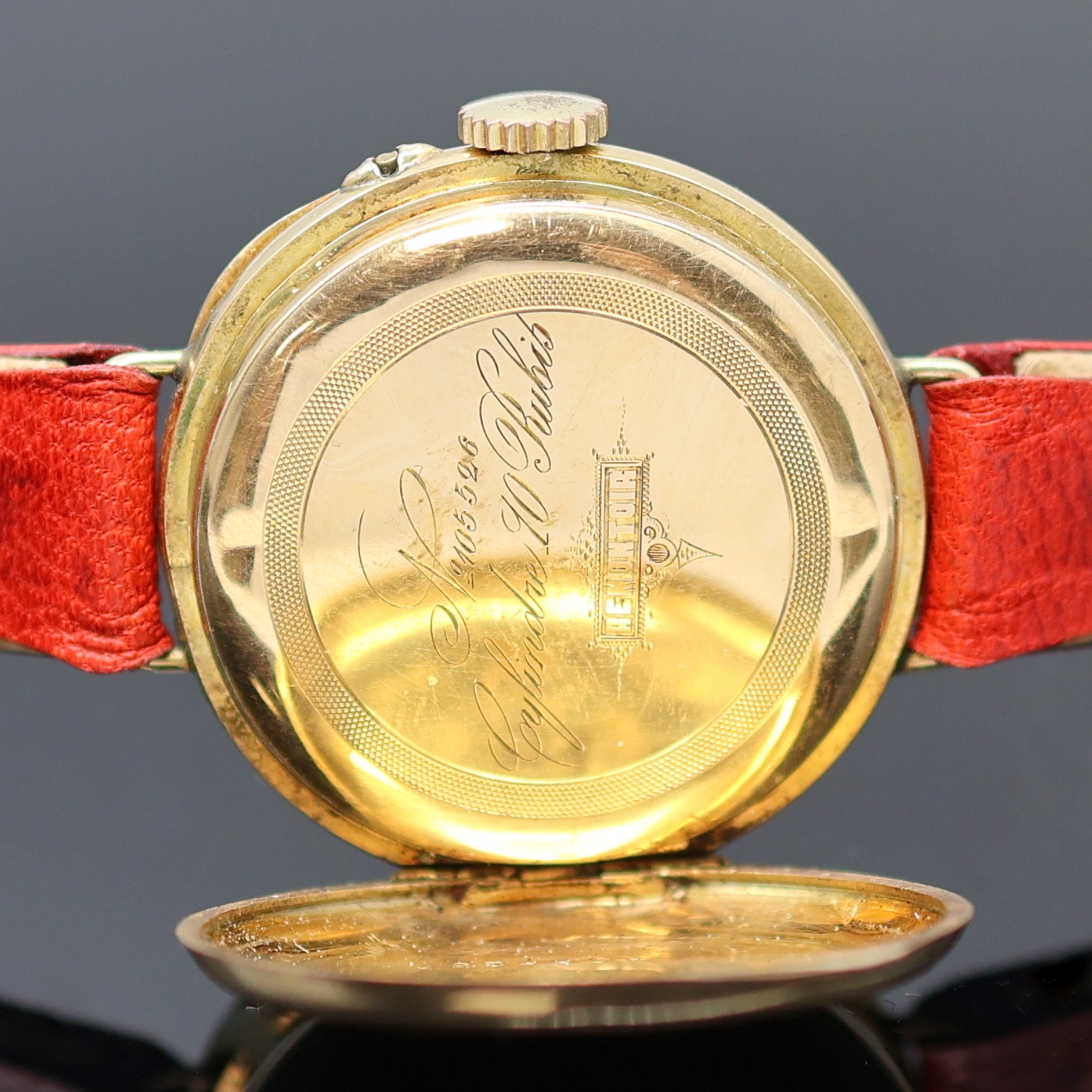 Detail e: Taschenuhr in GG 750/000 umgebaut zur Armbanduhr, Schweiz um 1910, Geh. dell., guill. Rückdeckel m. Monogrammspiegel, Goldcuvette, neutr. Lederband ...