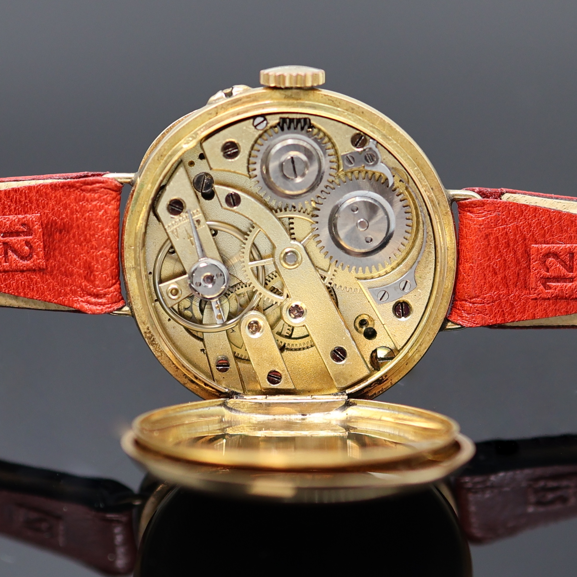 Detail f: Taschenuhr in GG 750/000 umgebaut zur Armbanduhr, Schweiz um 1910, Geh. dell., guill. Rückdeckel m. Monogrammspiegel, Goldcuvette, neutr. Lederband ...