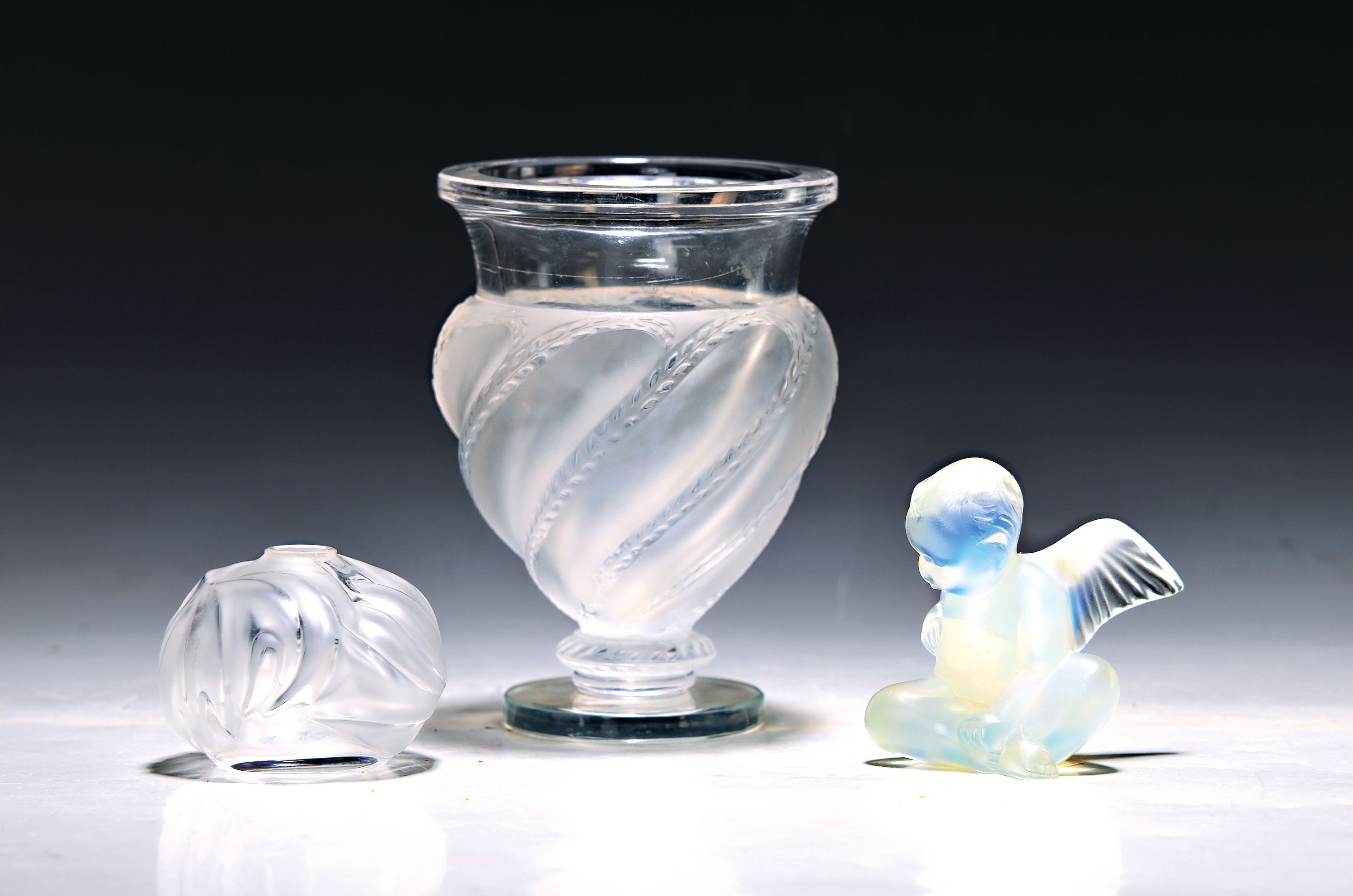 Image 26984589 - Zwei Vasen und eine Figur, Lalique, farbloses Kristallglas, z.T. mattiert, 1. Vase ...