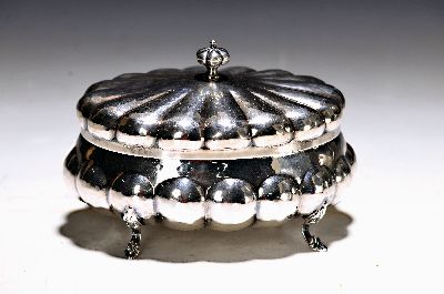 Image 26984658 - Ovale Deckeldose, Italien, 20. Jh., 800er Silber, 16-passige Form, auf vier ...