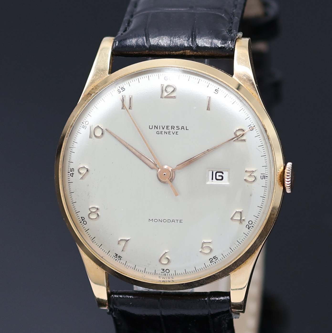 Detail a: UNIVERSAL GENEVE große Herrenarmbanduhr in RG 750/000, Handaufzug, Schweiz um 1949, Einschalengeh., Glasrand aufgedr., Zifferbl. rest., Anz. v. ...