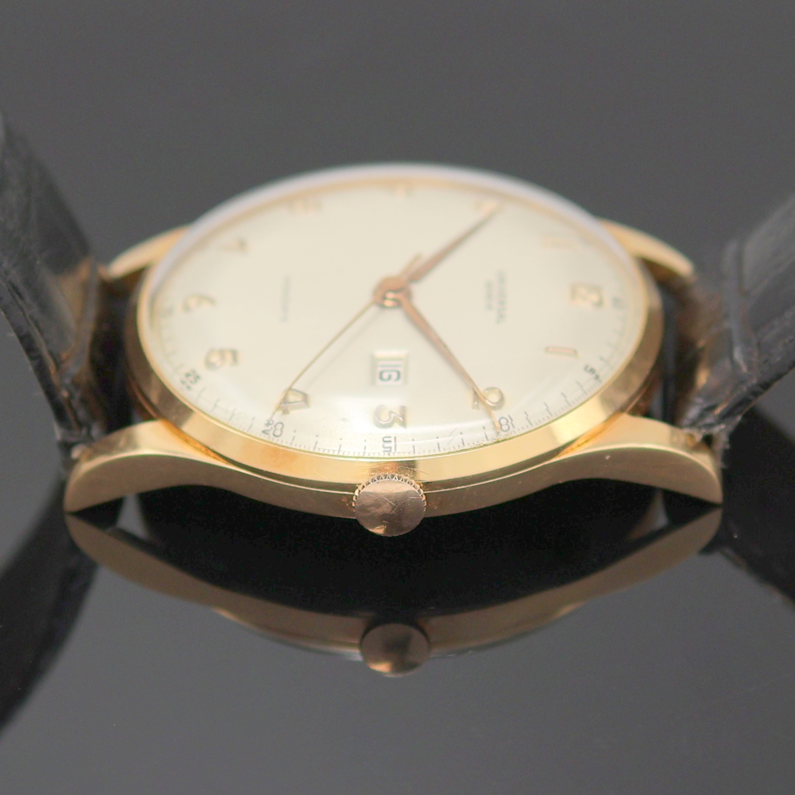 Detail c: UNIVERSAL GENEVE große Herrenarmbanduhr in RG 750/000, Handaufzug, Schweiz um 1949, Einschalengeh., Glasrand aufgedr., Zifferbl. rest., Anz. v. ...