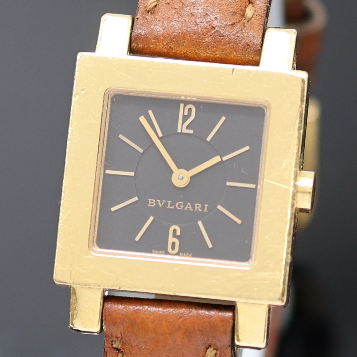 Detail a: BULGARI Quadrato Damenarmbanduhr in GG 750/000 Referenz SQ 22 GL, Schweiz um 2010, quarz, massives Goldgeh., Boden 4-fach verschr., schwarzes ...