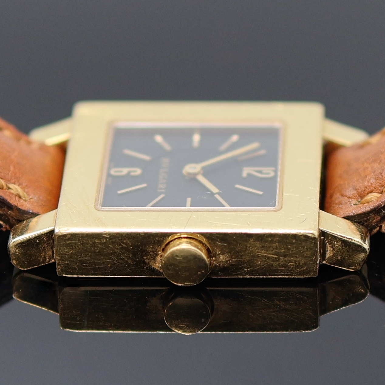 Detail c: BULGARI Quadrato Damenarmbanduhr in GG 750/000 Referenz SQ 22 GL, Schweiz um 2010, quarz, massives Goldgeh., Boden 4-fach verschr., schwarzes ...