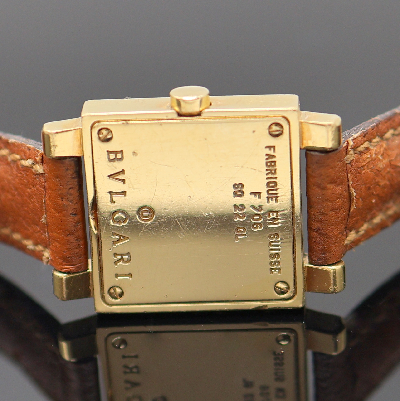 Detail d: BULGARI Quadrato Damenarmbanduhr in GG 750/000 Referenz SQ 22 GL, Schweiz um 2010, quarz, massives Goldgeh., Boden 4-fach verschr., schwarzes ...