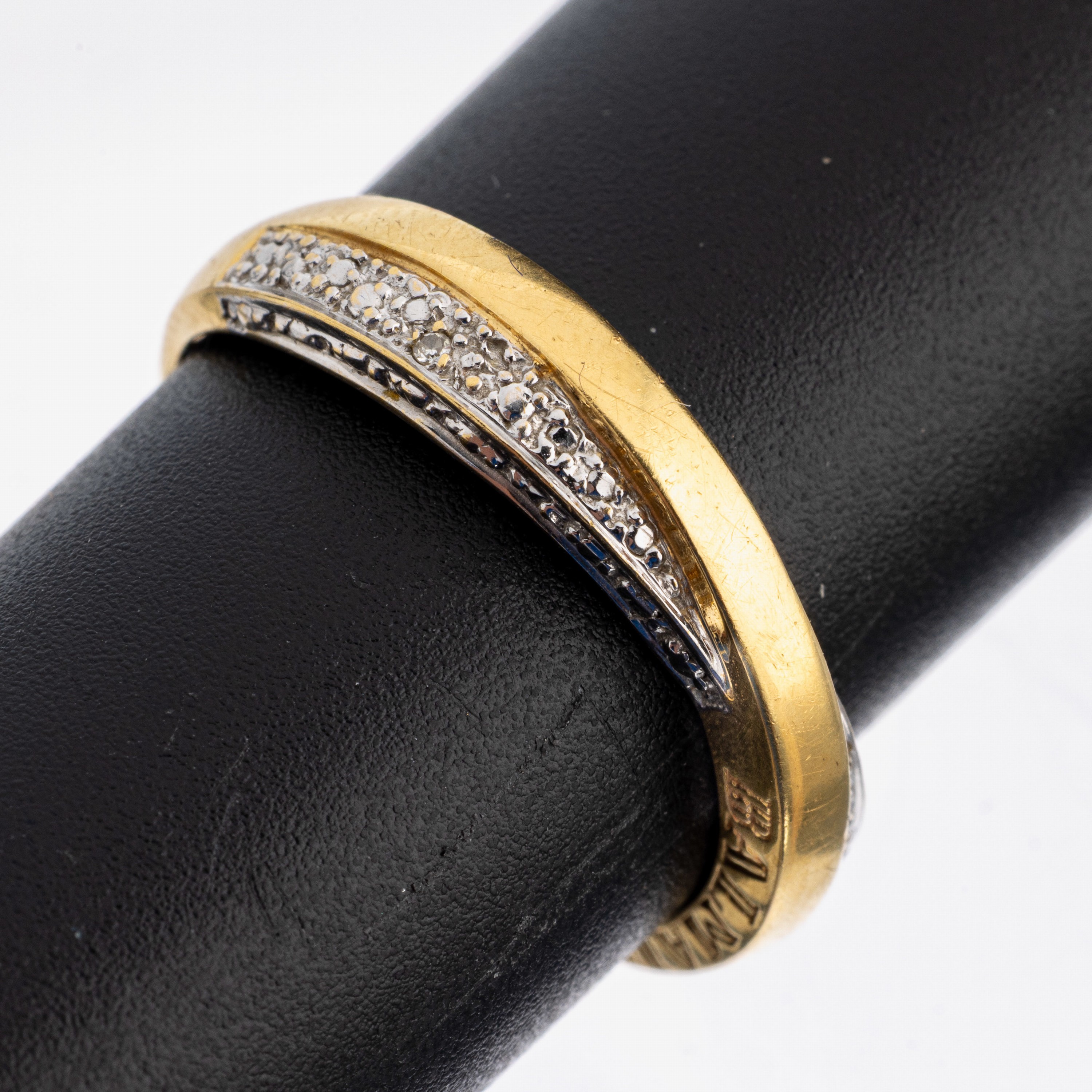 18 kt Gold Diamant-Ring, GG/WG 750/000, überkreuzte Ringschiene, WG Elemente mit kl. Diamantbesatz, RW 60, ca. 4.4 g