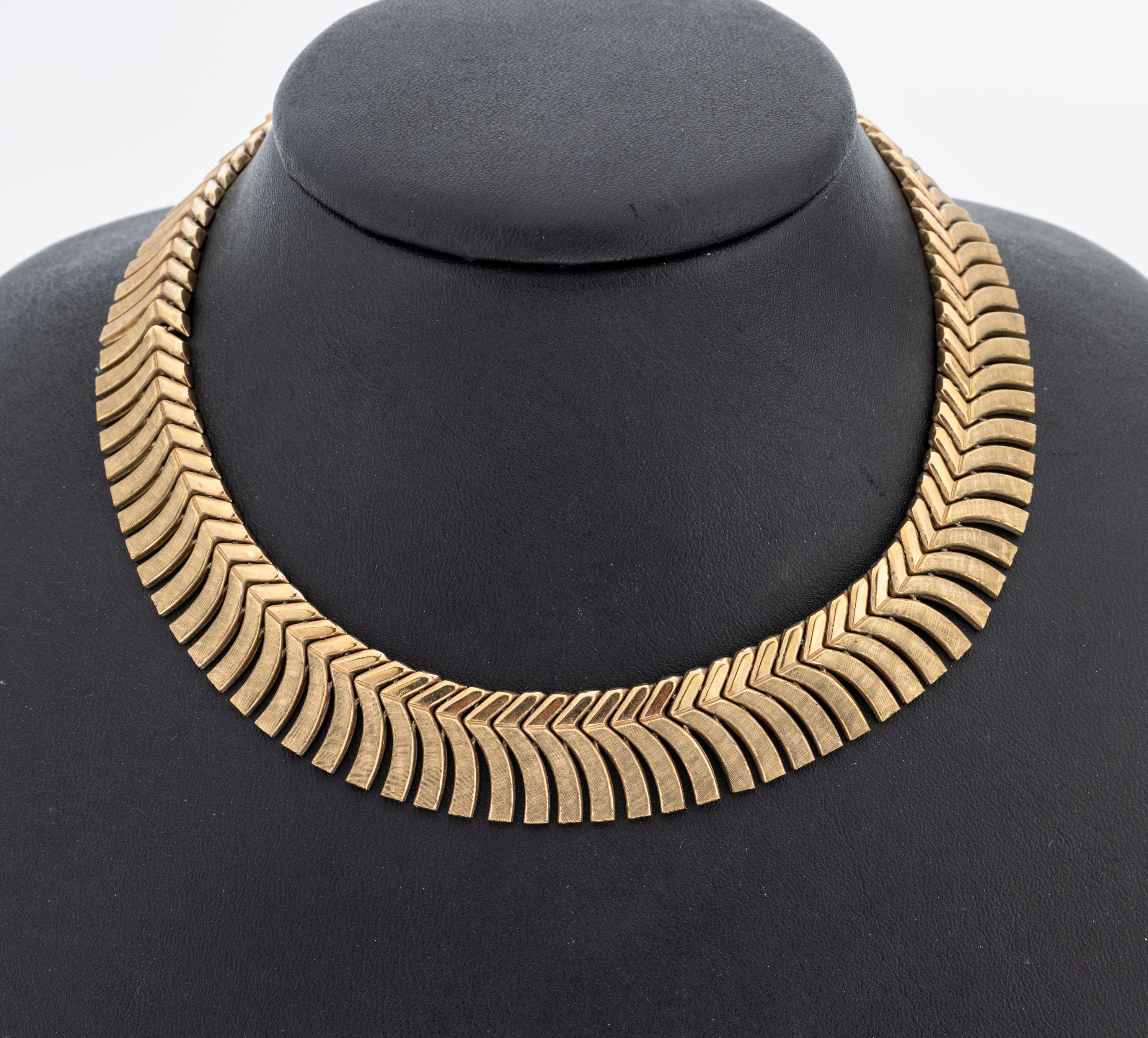 8 kt Gold Collier, GG 333/000, part. sat., geschwungene Stäbe im Verlauf, L. ca. 45.5 cm, Kastenschloss mit Sicherheitsacht, ca. 46.5 g