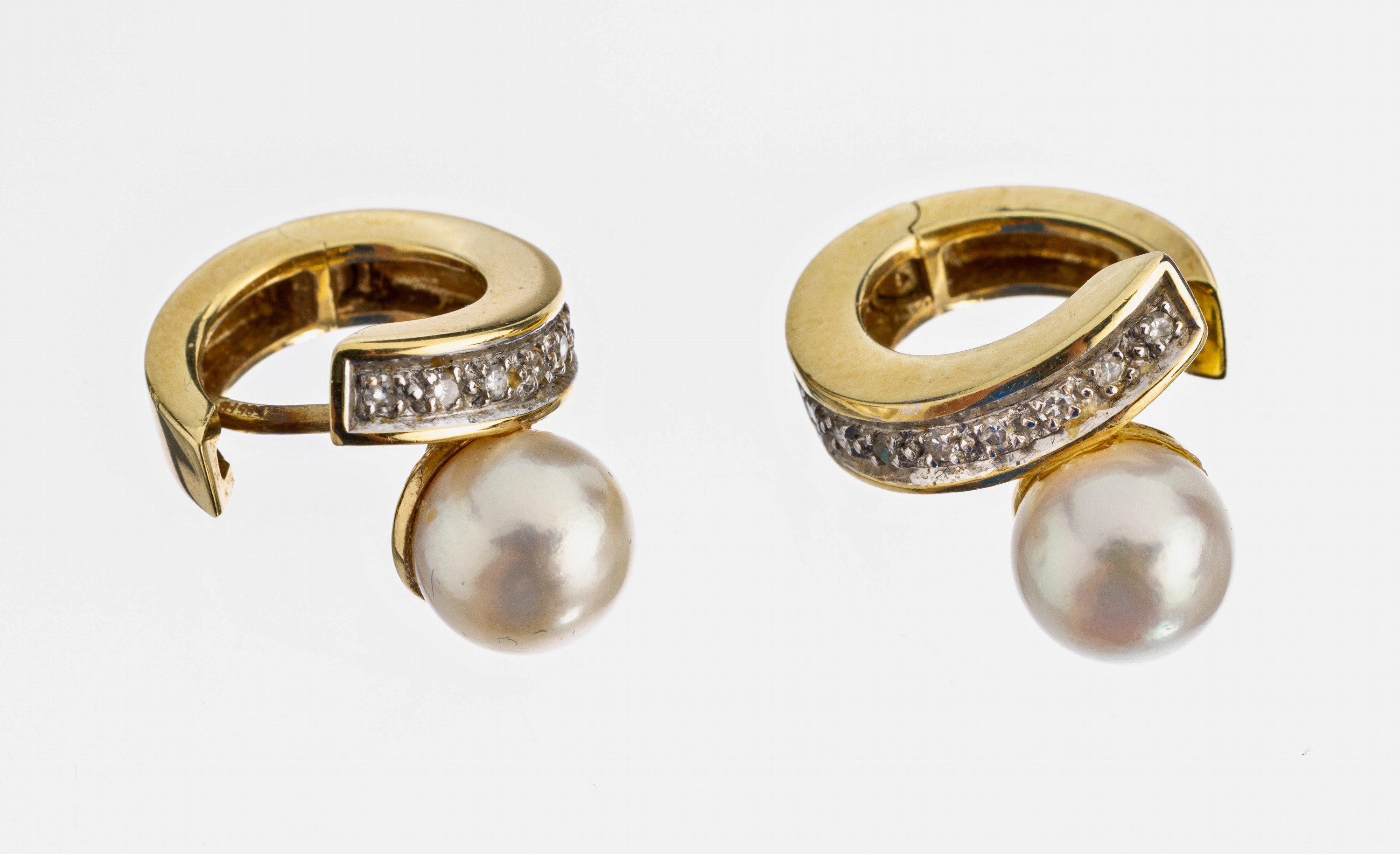 Image 26985281 - Paar 14 kt Gold Perl-Diamant-Ohrcreolen, GG585/000, geschwungen, 2 Akoyazuchtperlen, D. ...