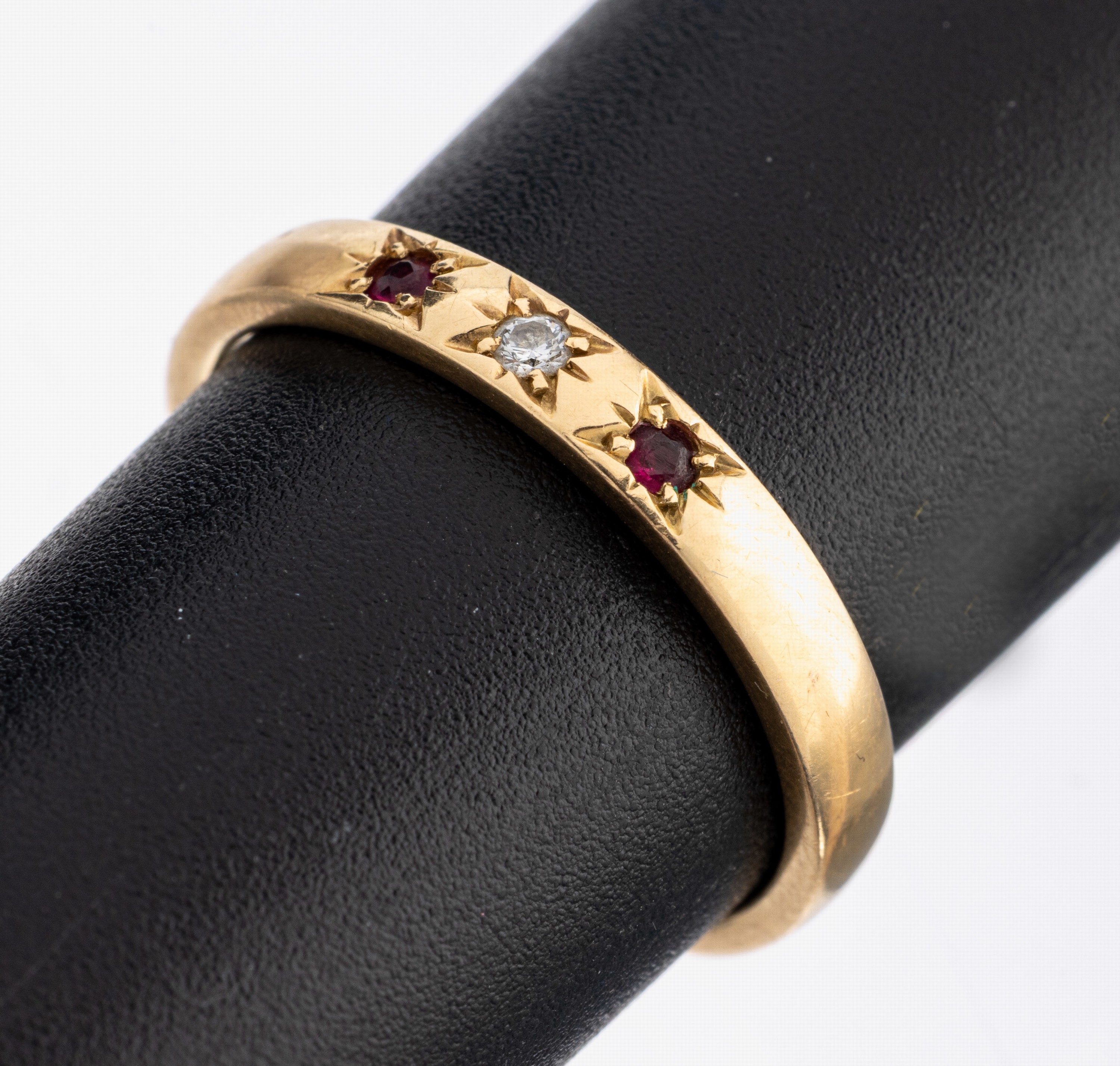 18 kt Gold Brillant-Rubin-Ring, GG 750/000,schlicht, 1 Brillant ca. 0.02 ct Weiß/si, 2 kl. rundfacett. Rubine, Sternfassungen, RW 56,ca. 3.5 g