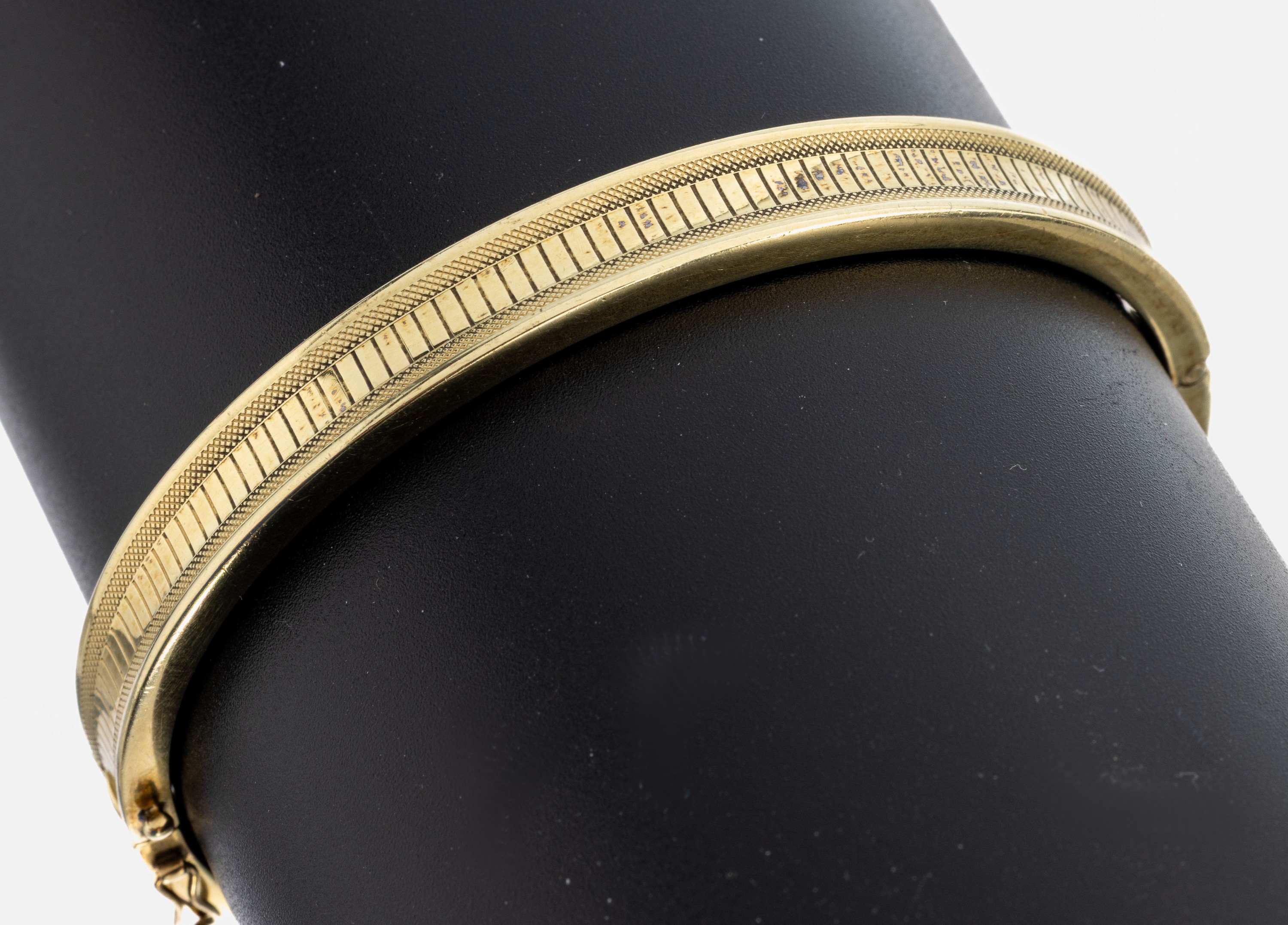 14 kt Gold Armreif, GG 585/000, gefüllt, Oberfläche strukt., B. ca. 7.9 mm, D. ca. 6.1 x 5.4 mm, Klappscharnier, Kastenschloss mit ...