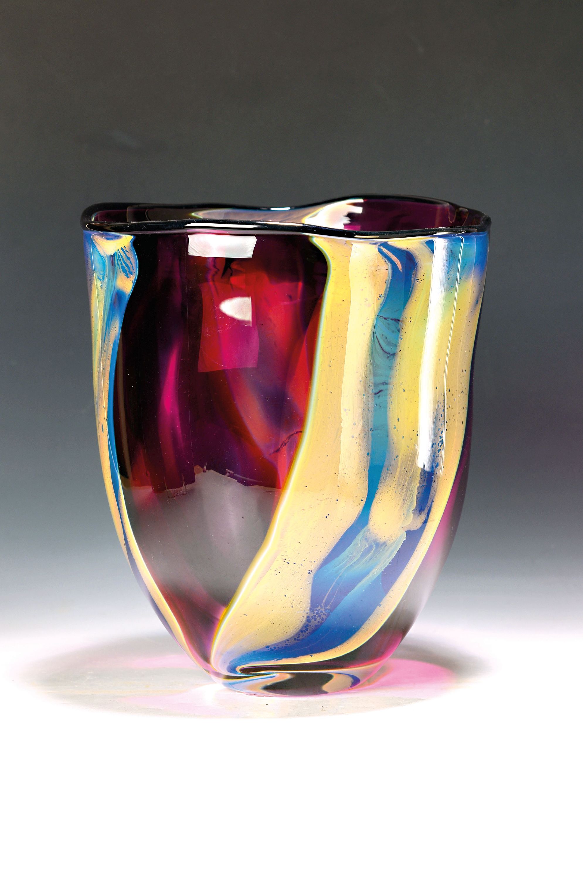Image 26985442 - Große Vase, sign. Murano, datiert 05, weinrotes, blaues und opak-gelbes mundgeblasenes ...