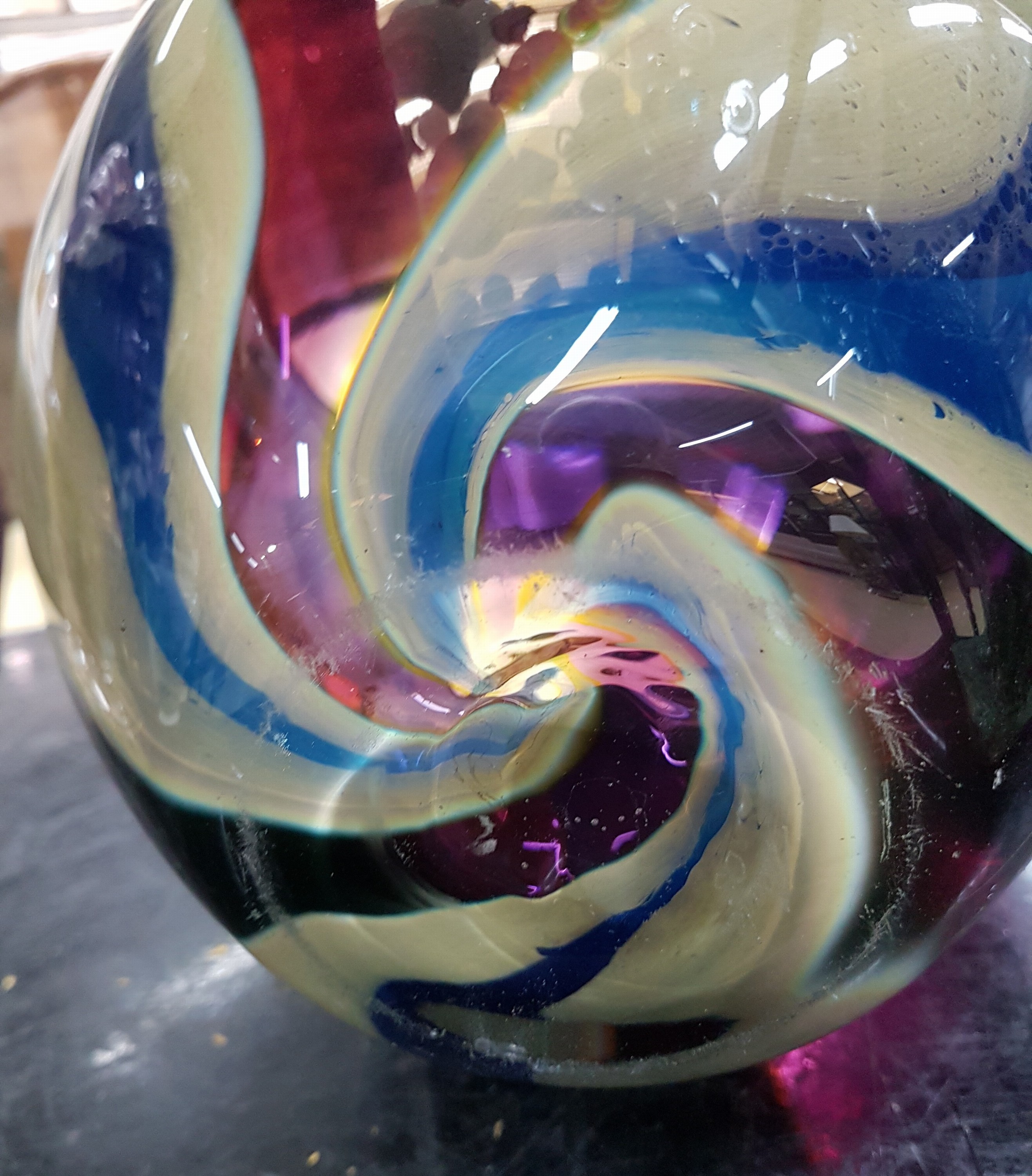 Detail e: Große Vase, sign. Murano, datiert 05, weinrotes, blaues und opak-gelbes mundgeblasenes Glas, sign. und dat., H. ca. 30cm
