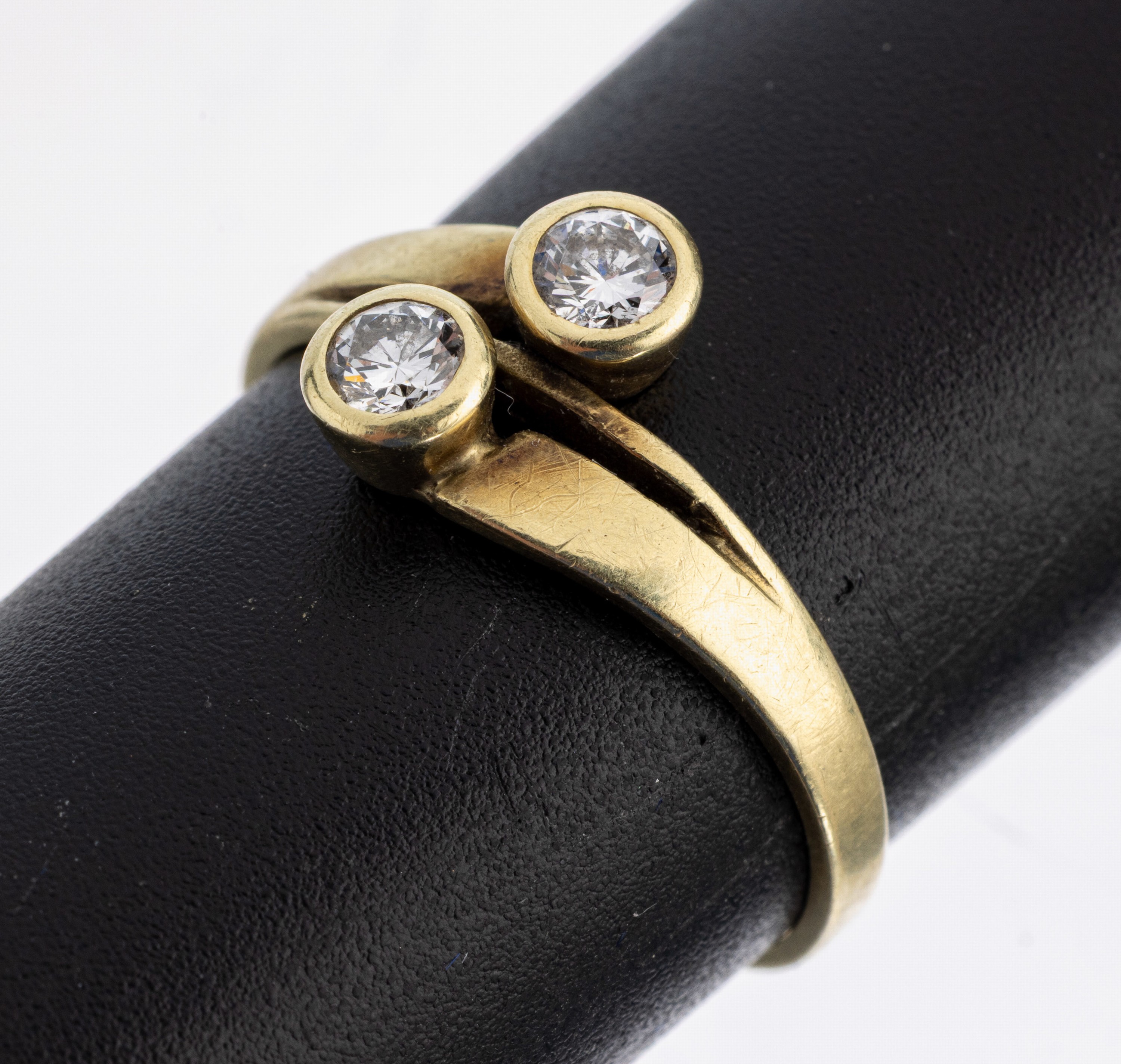 14 kt Gold Brillant-Ring, GG 585/000, Schiene gegenläufig, 2 Brillanten zus. ca. 0.24 ct Weiß/si, RW 55, ca. 2.4 g