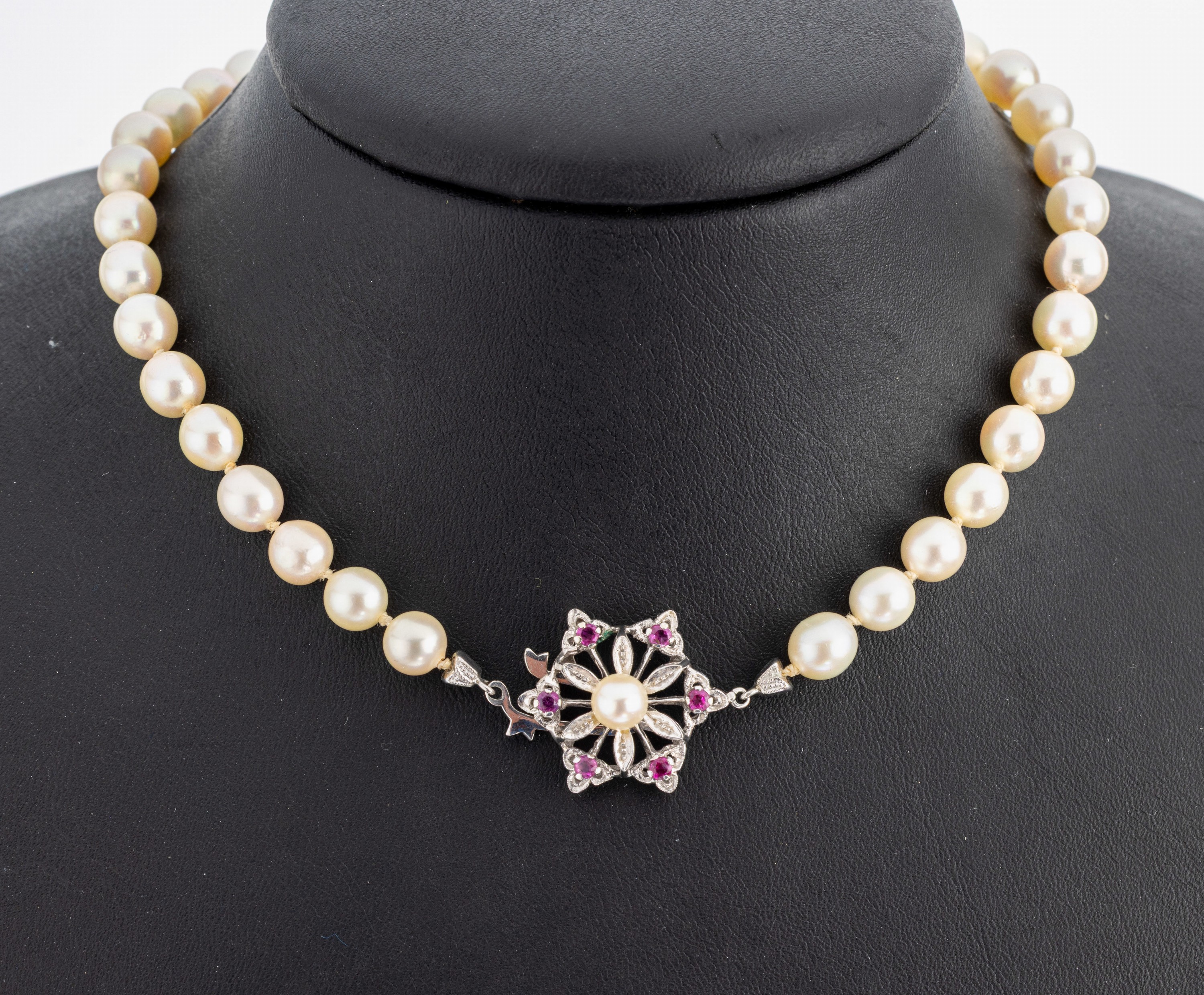 Zuchtperl-Collier mit 18 kt Gold Rubin- Schließe, WG 750/000, Akoyazuchtperlen, D. ca. 7 mm, blütenf. Steckschließe mit 6 kl. rundfacett. Rubinen ...