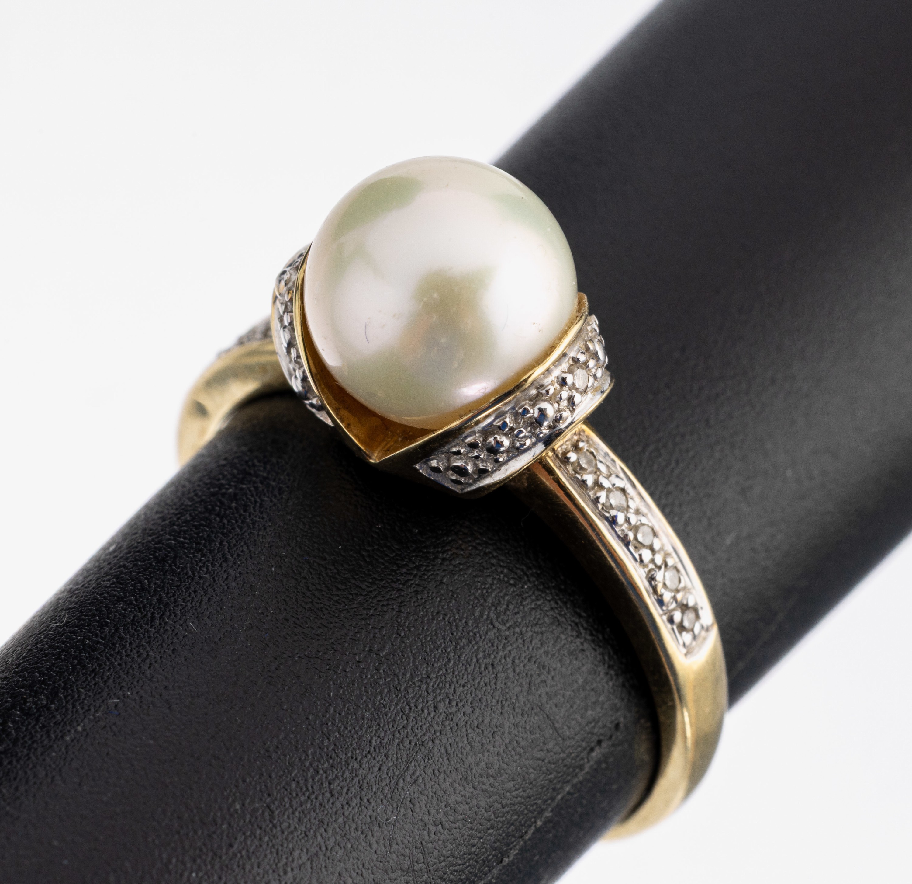 14 kt Gold Perl-Diamant-Ring, GG/WG 585/000, mittig Zuchtperle, D. ca. 9 mm, kl. Diamanten, RW 60, ca. 4.4 g