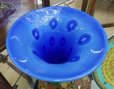 26985441b - Große Vase, Salviati Murano, datiert 1999, opak-blaues Glas mit eingeschmolzenen blauen ...