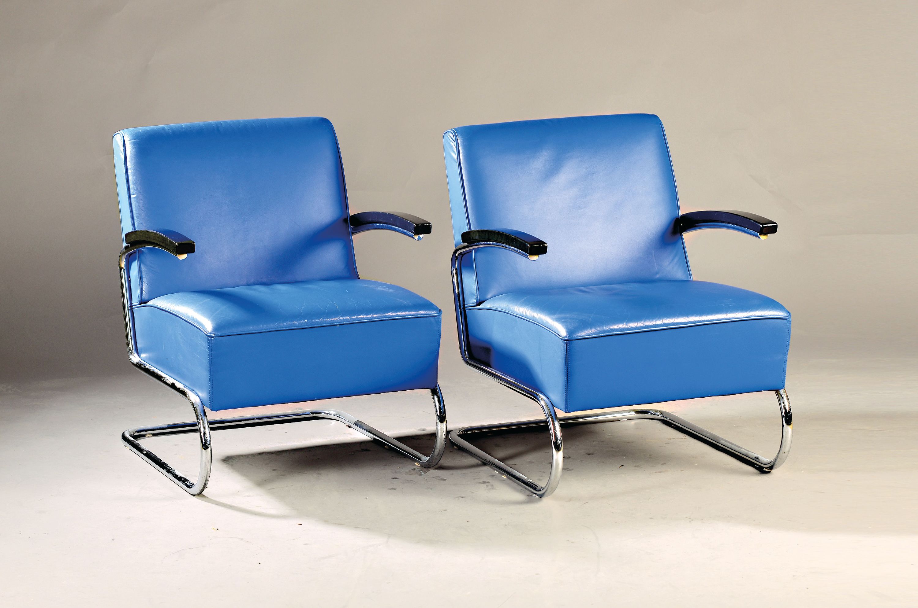 Image 26985707 - Zwei Freischwinger Thonet und ein Schlaufentisch, Design nach Marcel Breuer B 35, ...