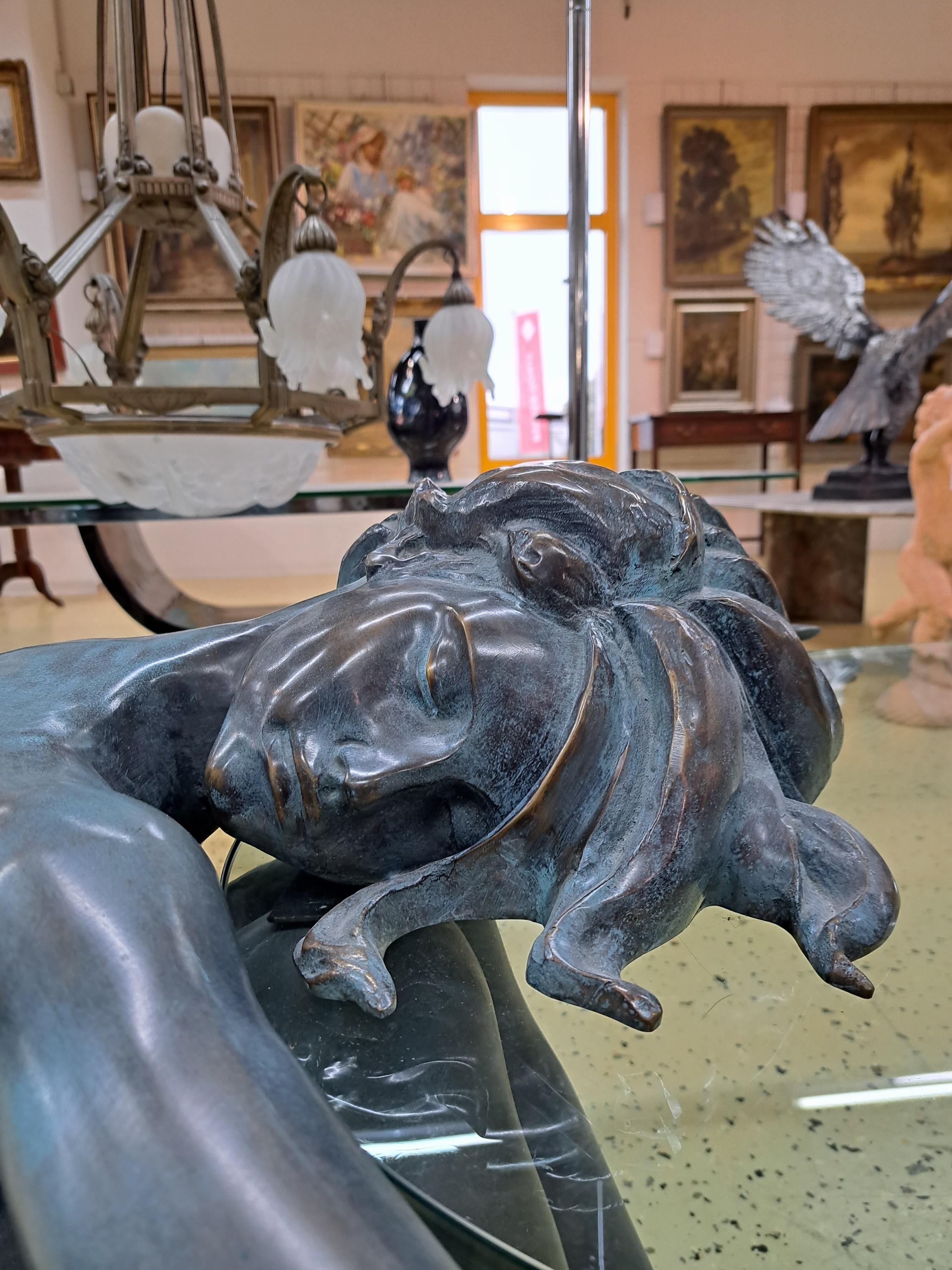 Detail a: Couchtisch Sybilla, Bronzefigur mit Glasplatte, Figur eines jungen Mädchens, eine Glasplatte haltend, ca. 152x59x74 cm, EZ 2